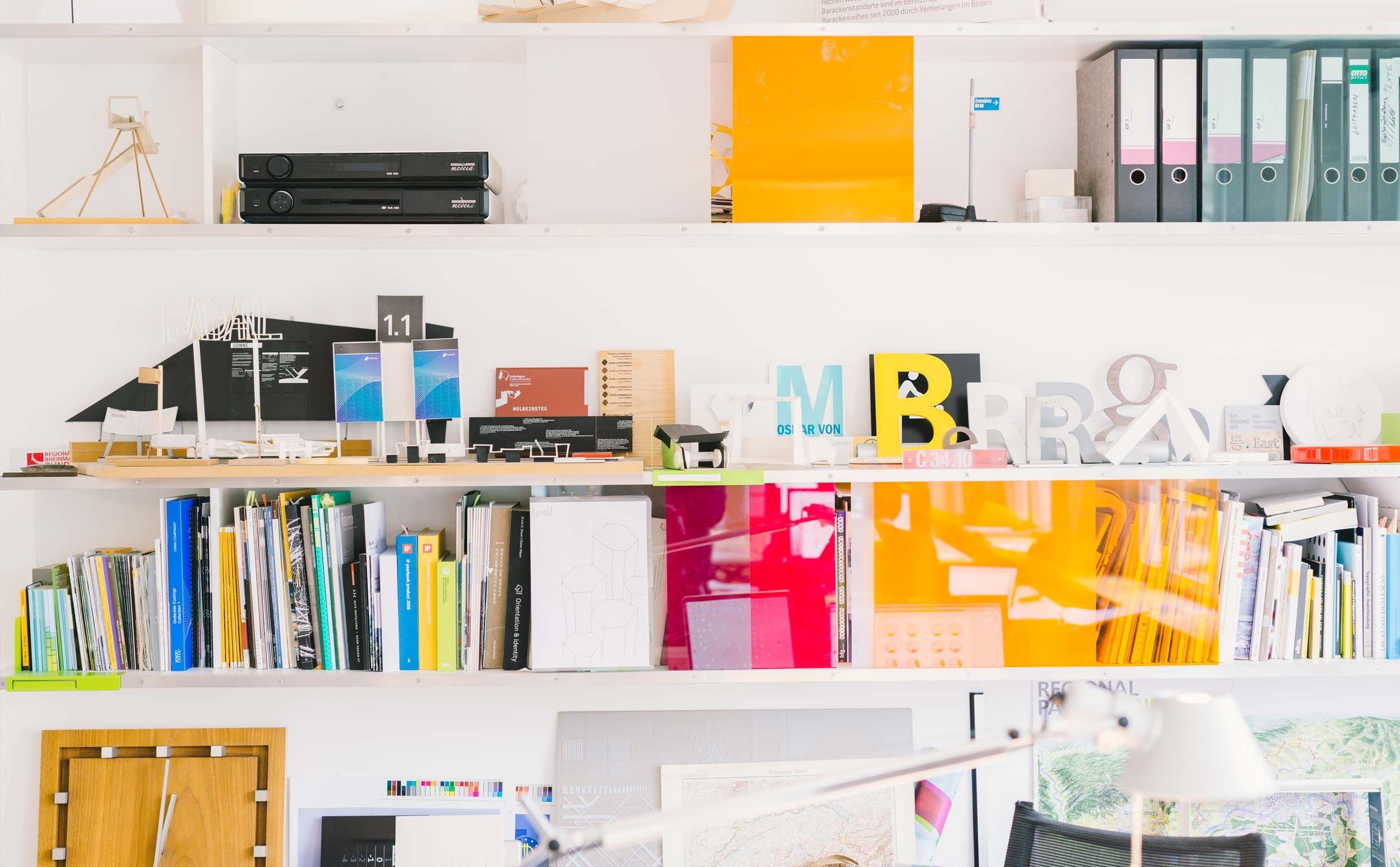 Blick auf volle Regale im Büro von Unit Design