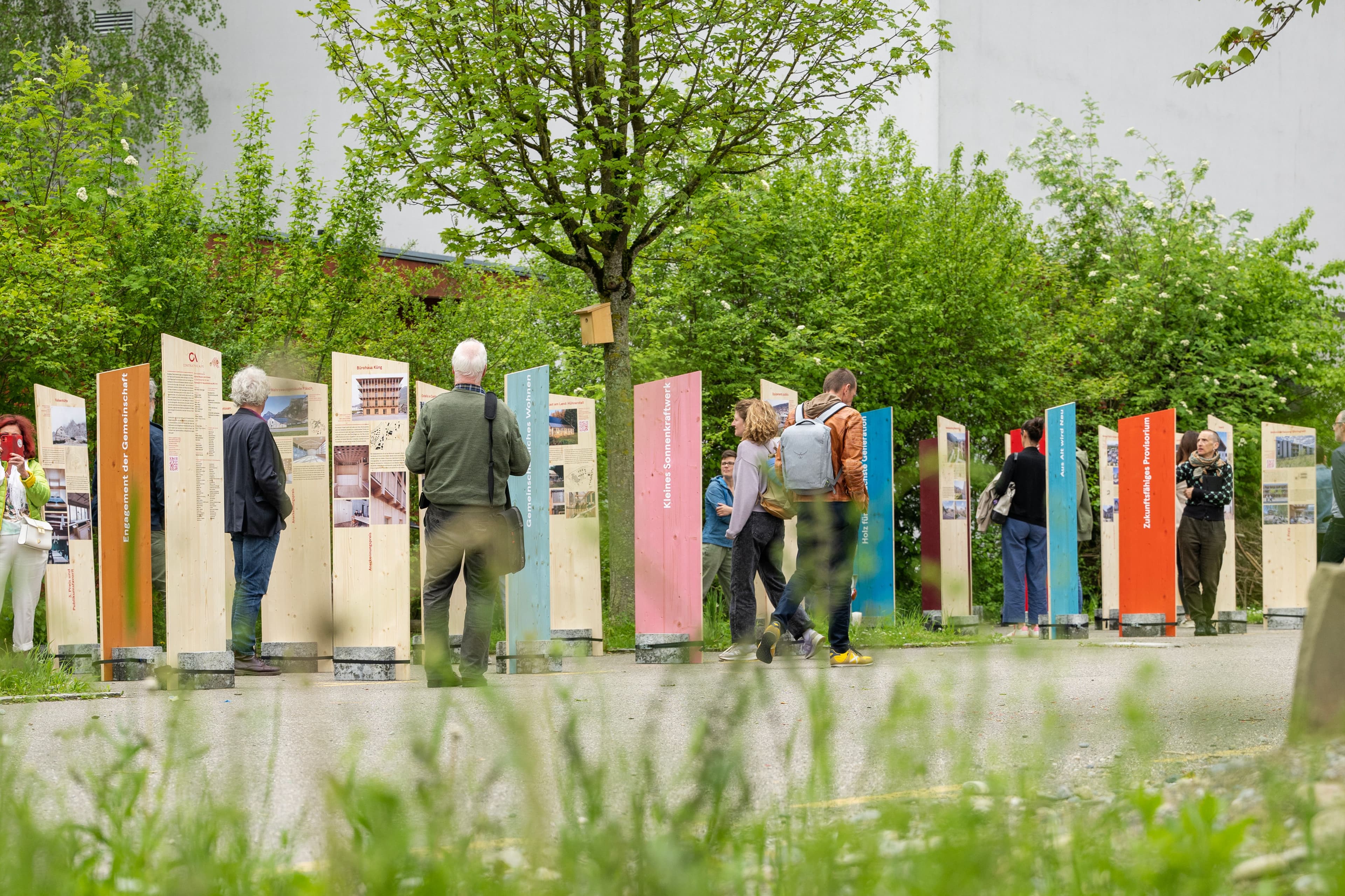 Besucher*innen betrachten die Ausstellung Constructive Alps