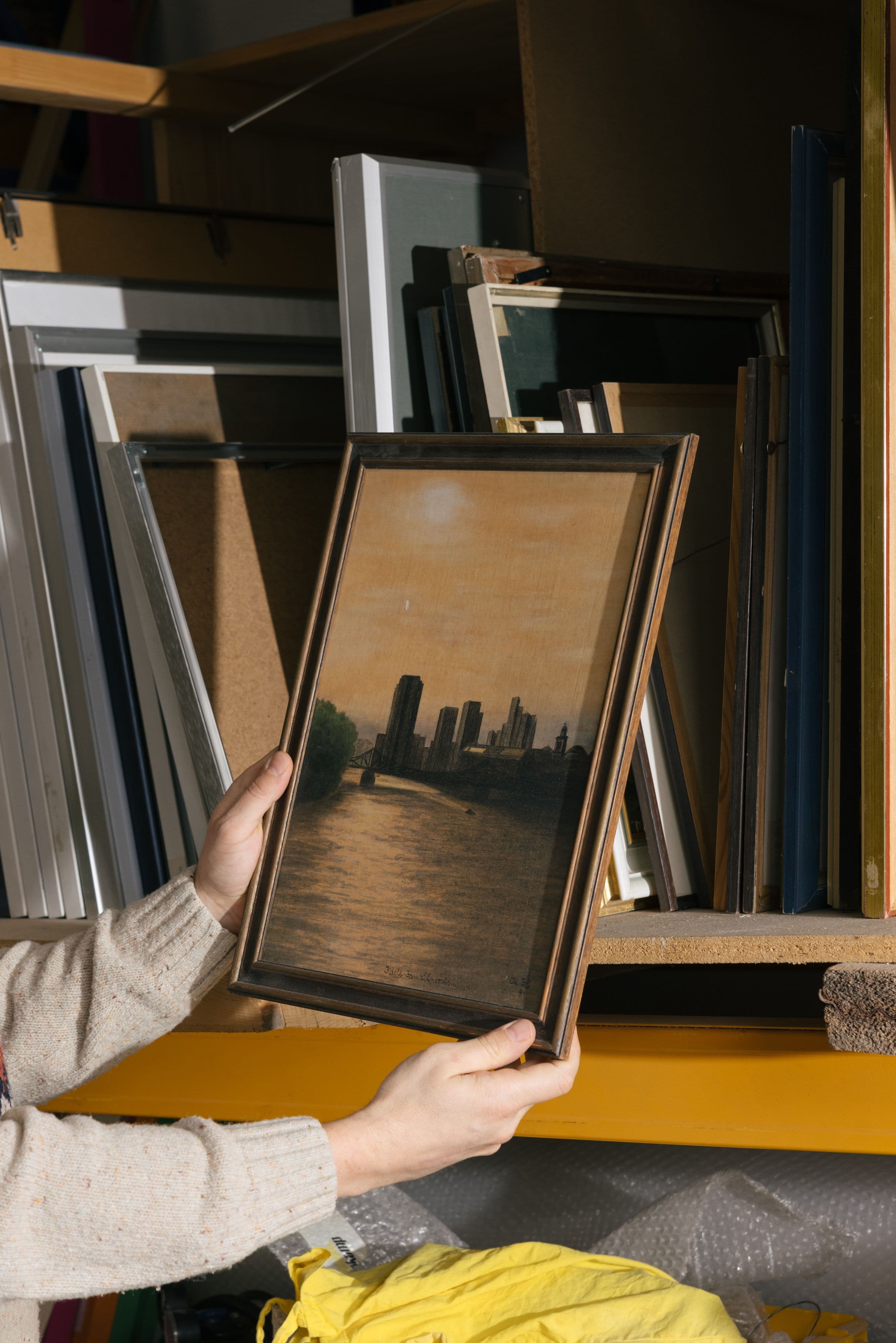 Der Fundus des Projekts Material für Alle (MfA) in einer Industrie-Lagerhalle im Osten Frankfurts 