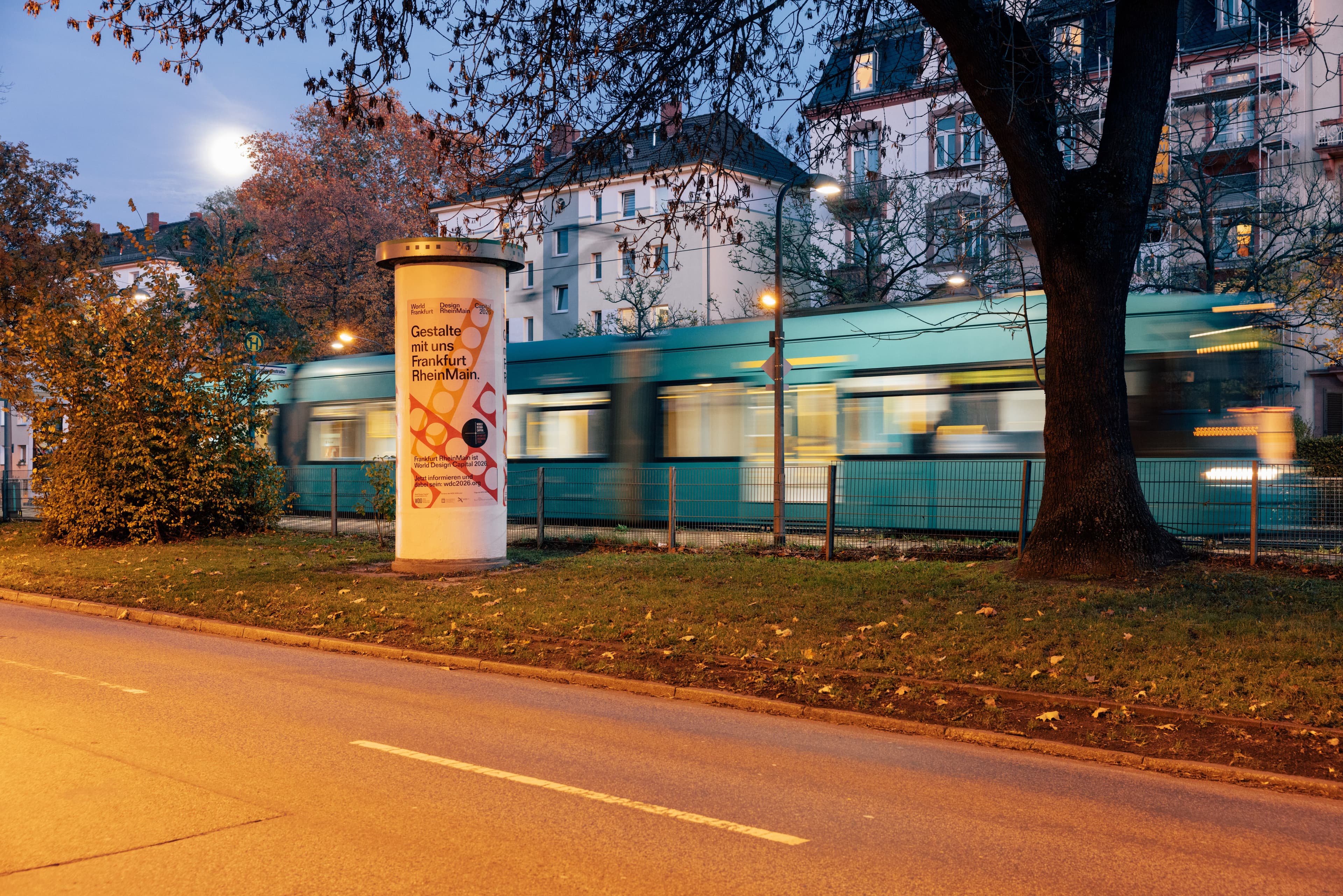 Aufnahme einer Straßenbahn mit Bewegungsunschärfe die durch die Dämmerung fährt.