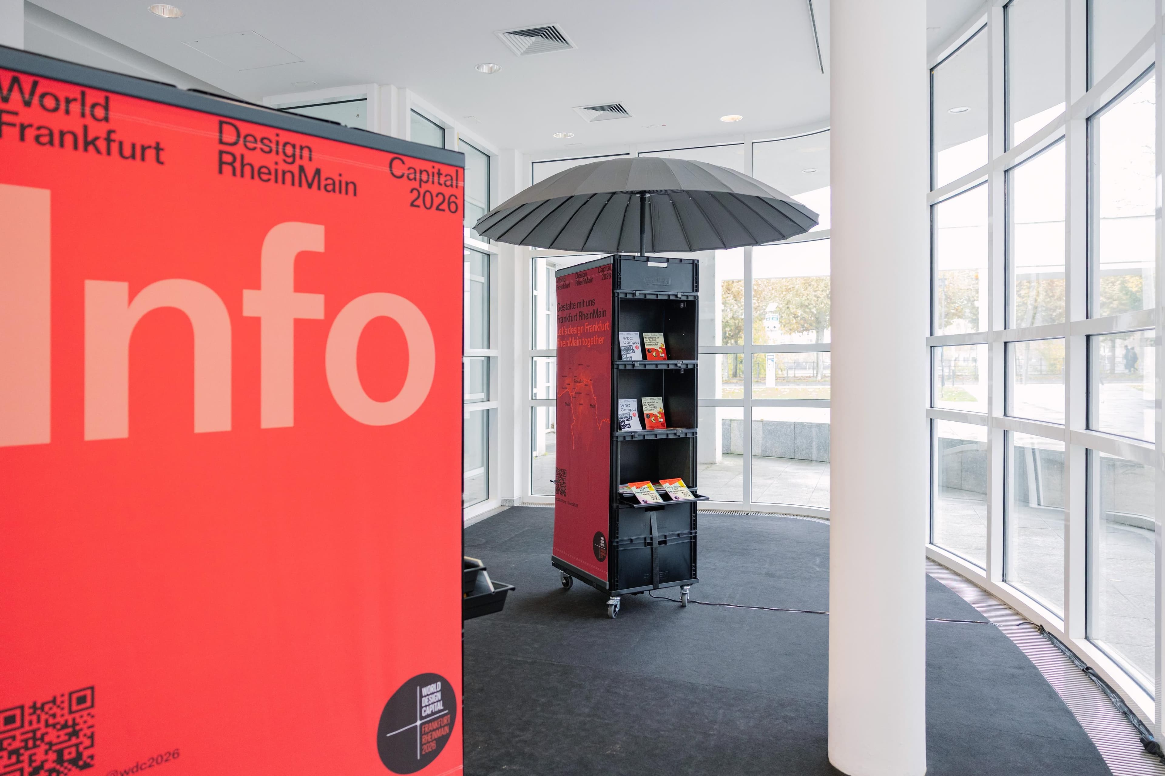 Ein heller Raum mit einem Regal, in dem Materialien sind.