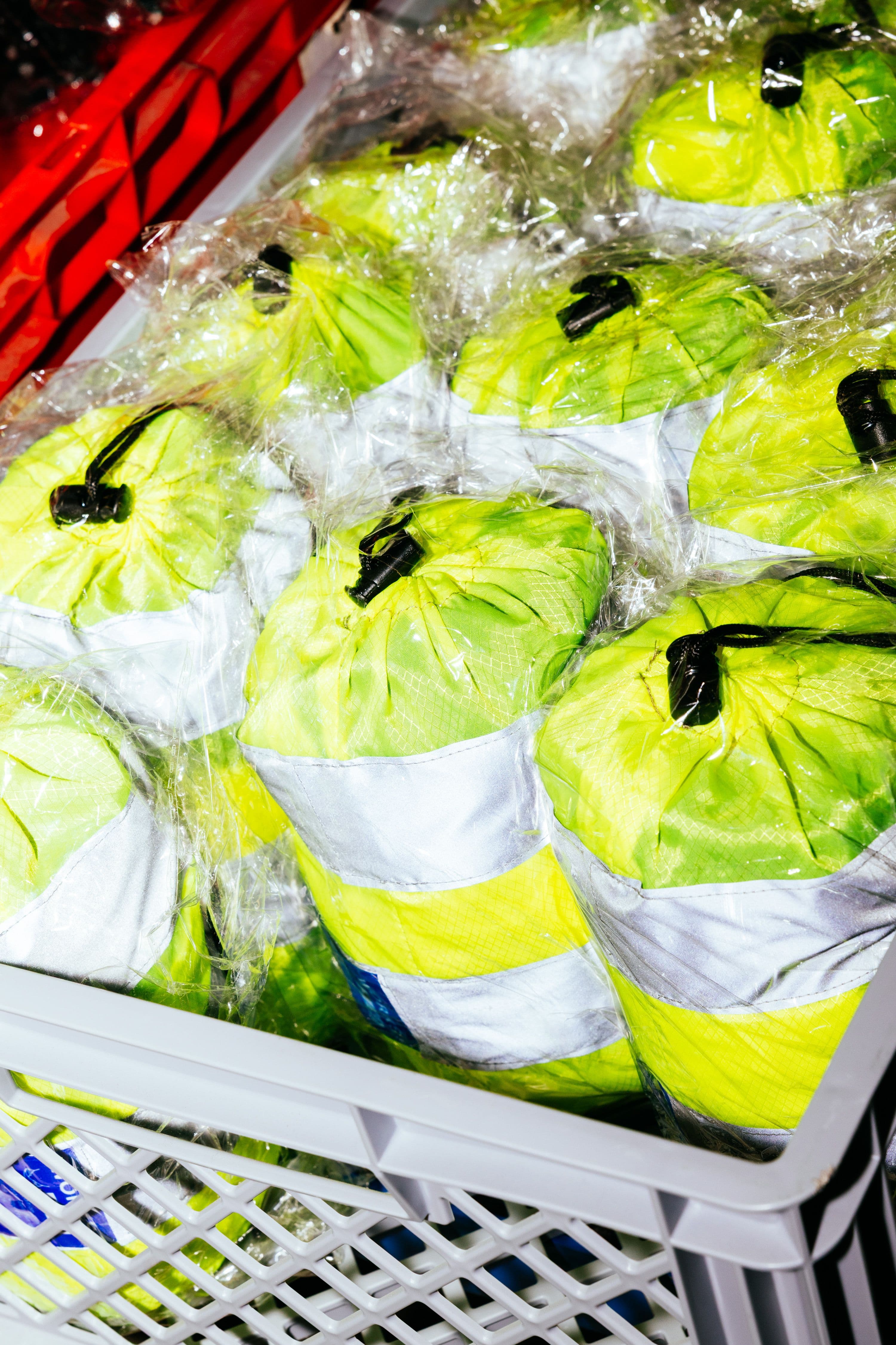 Verpackte Hängematten liegen geordnet in einem Korb