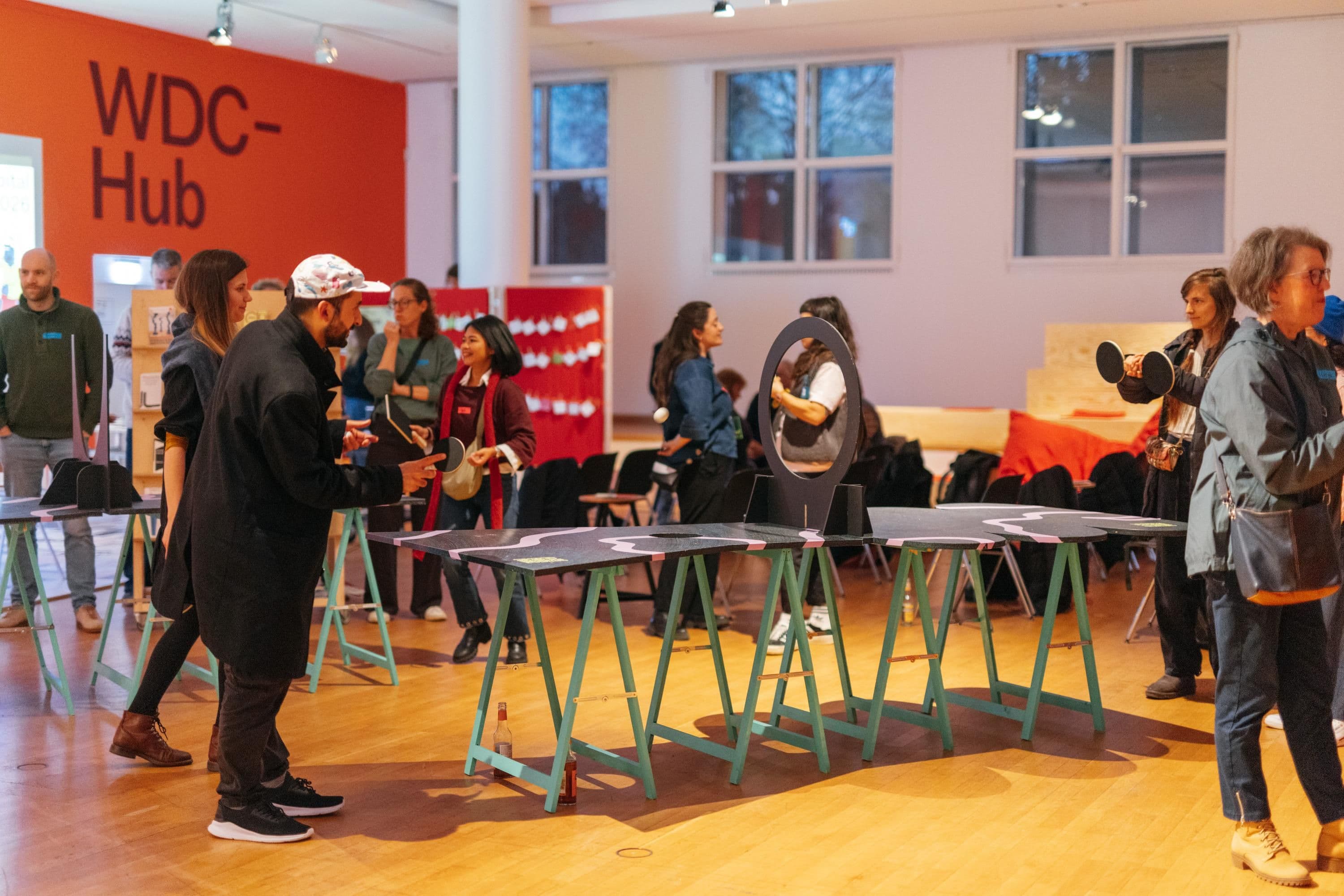 Menschen spielen im WDC Hub im Museum Angewandte Kunst Tischtennis