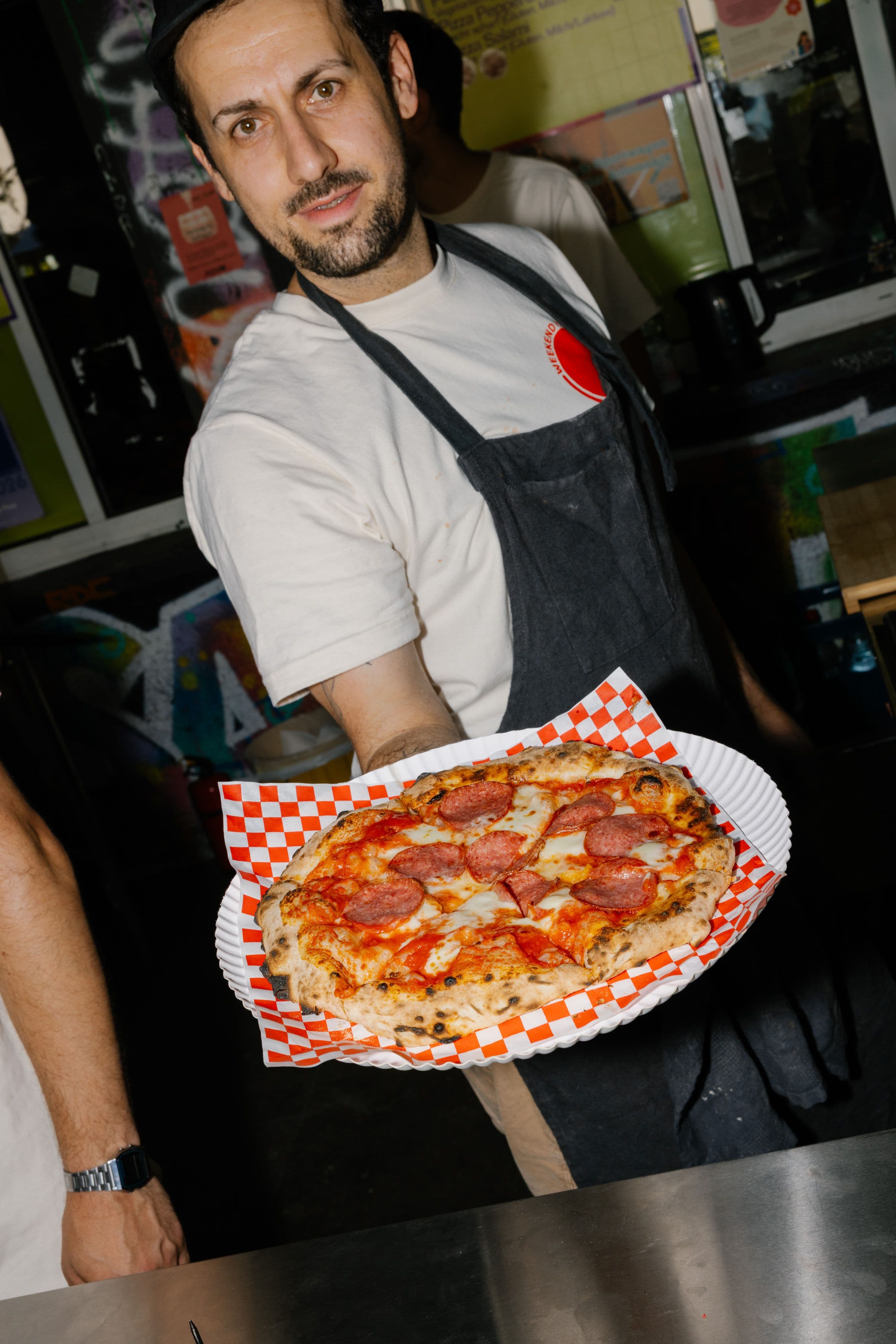 Ein Mann zeigt Pizza