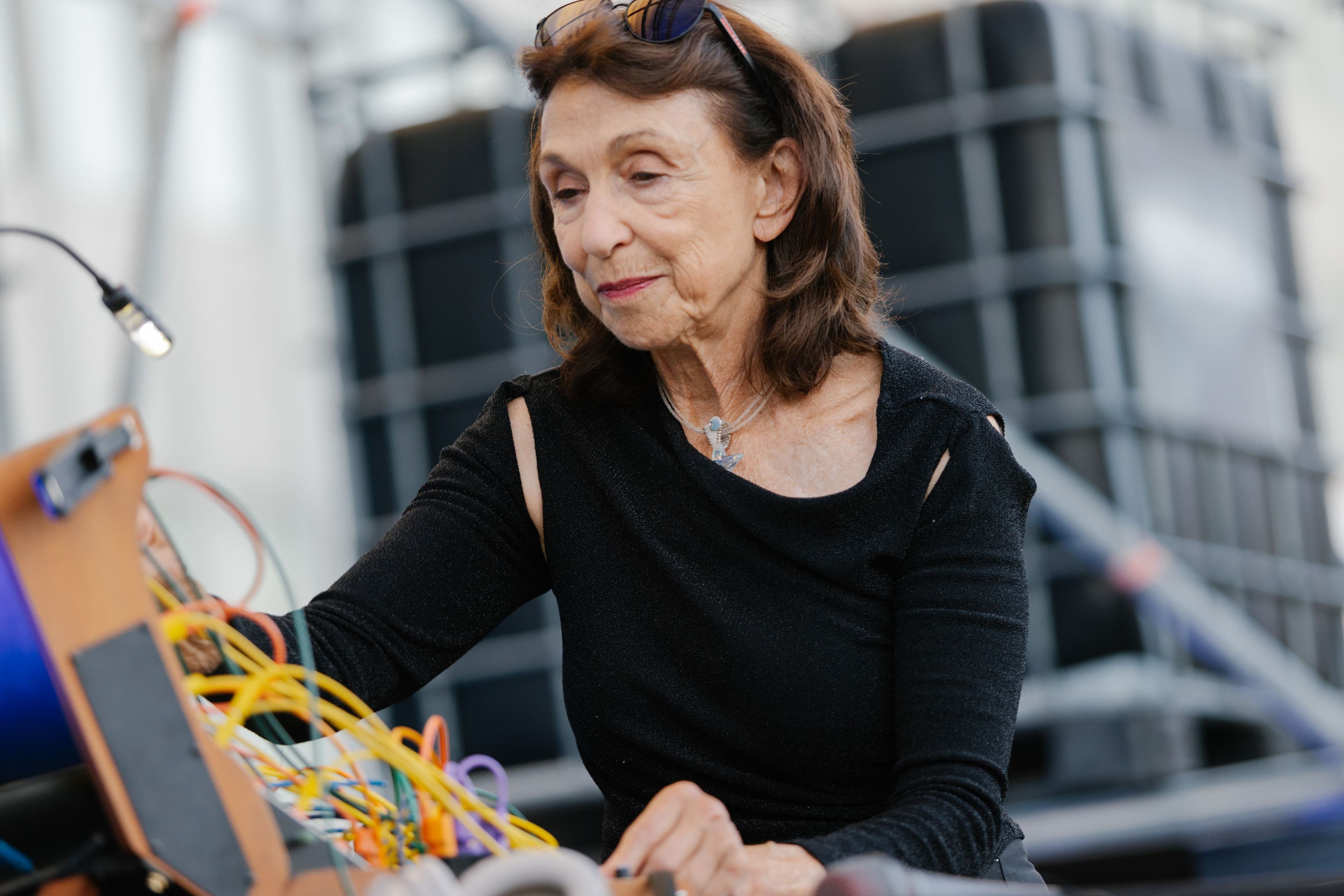 Eine Frau macht Musik.