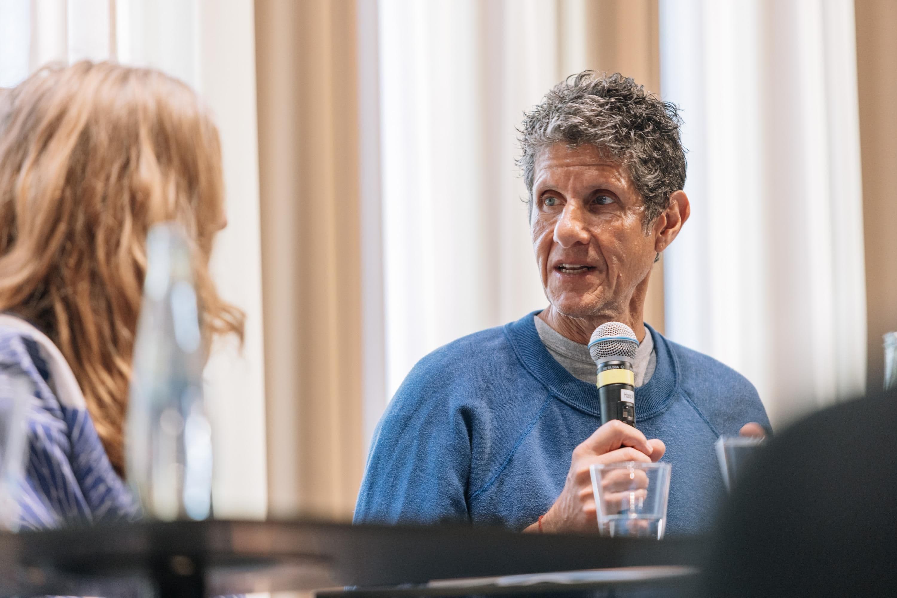 Mike D von den Beasty Boys spricht bei einer Pressekonferenz