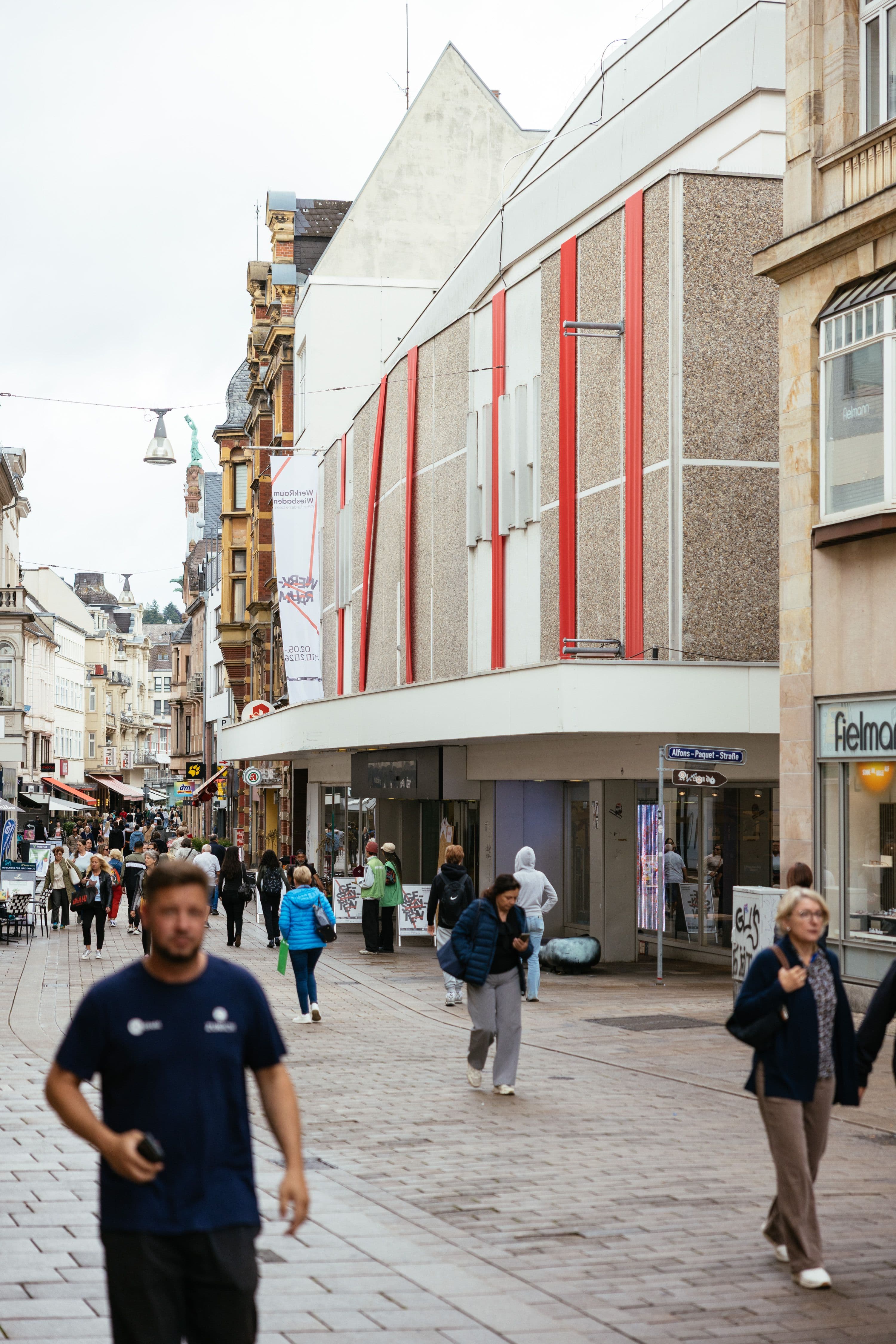 Eine Einkaufsstraße mit einem großen Kaufhaus.