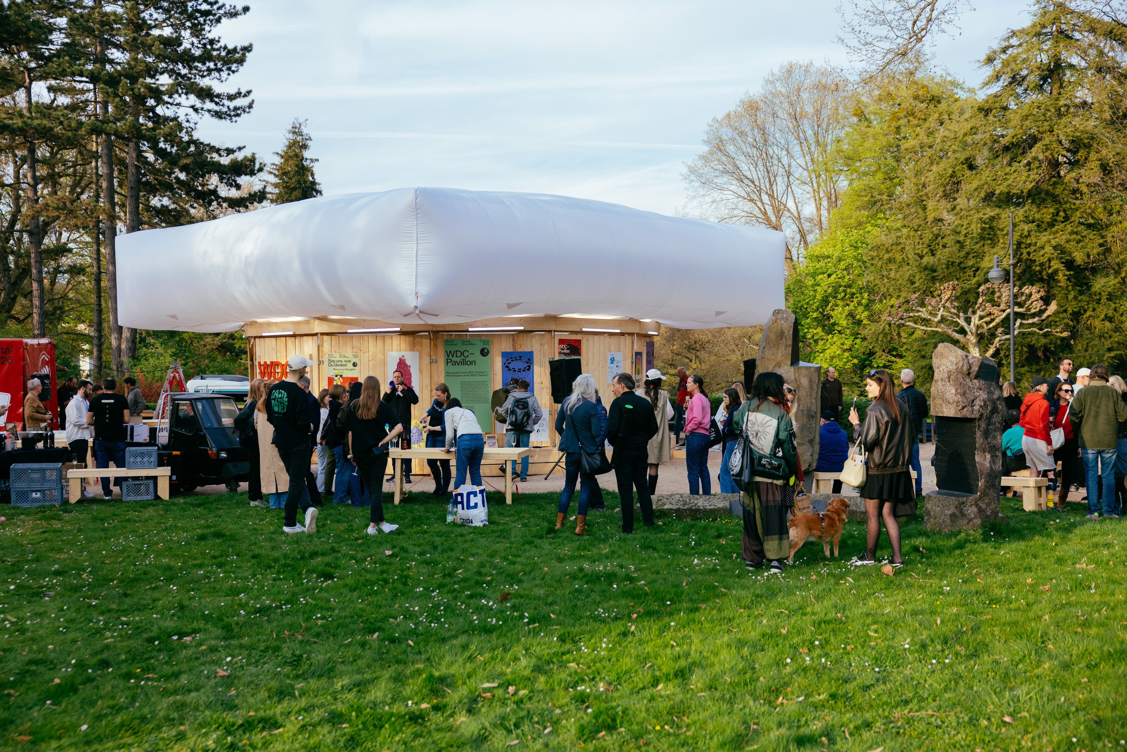 Eine Gruppe von Menschen vor dem Pavillon