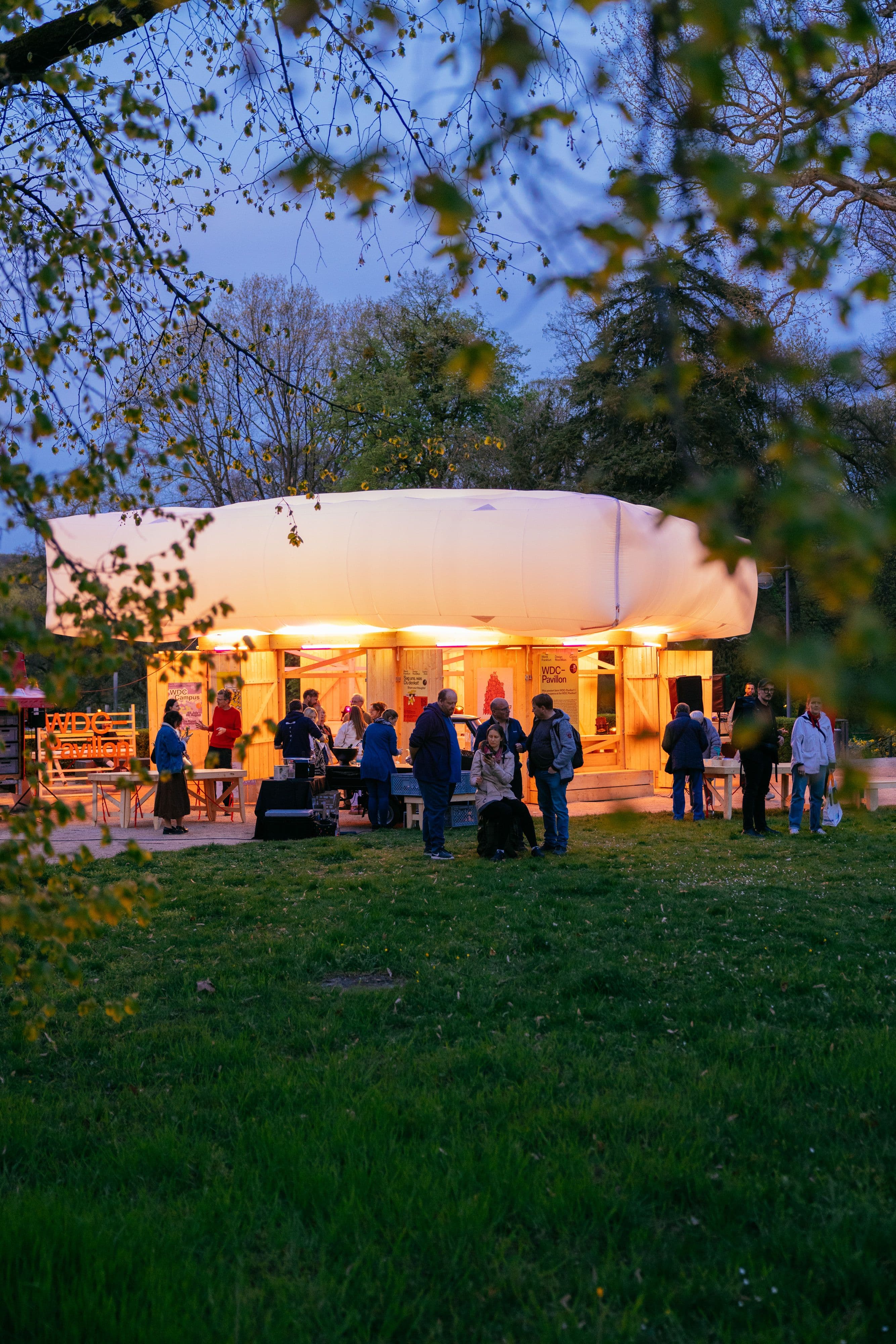 Der Pavillon bei Abend