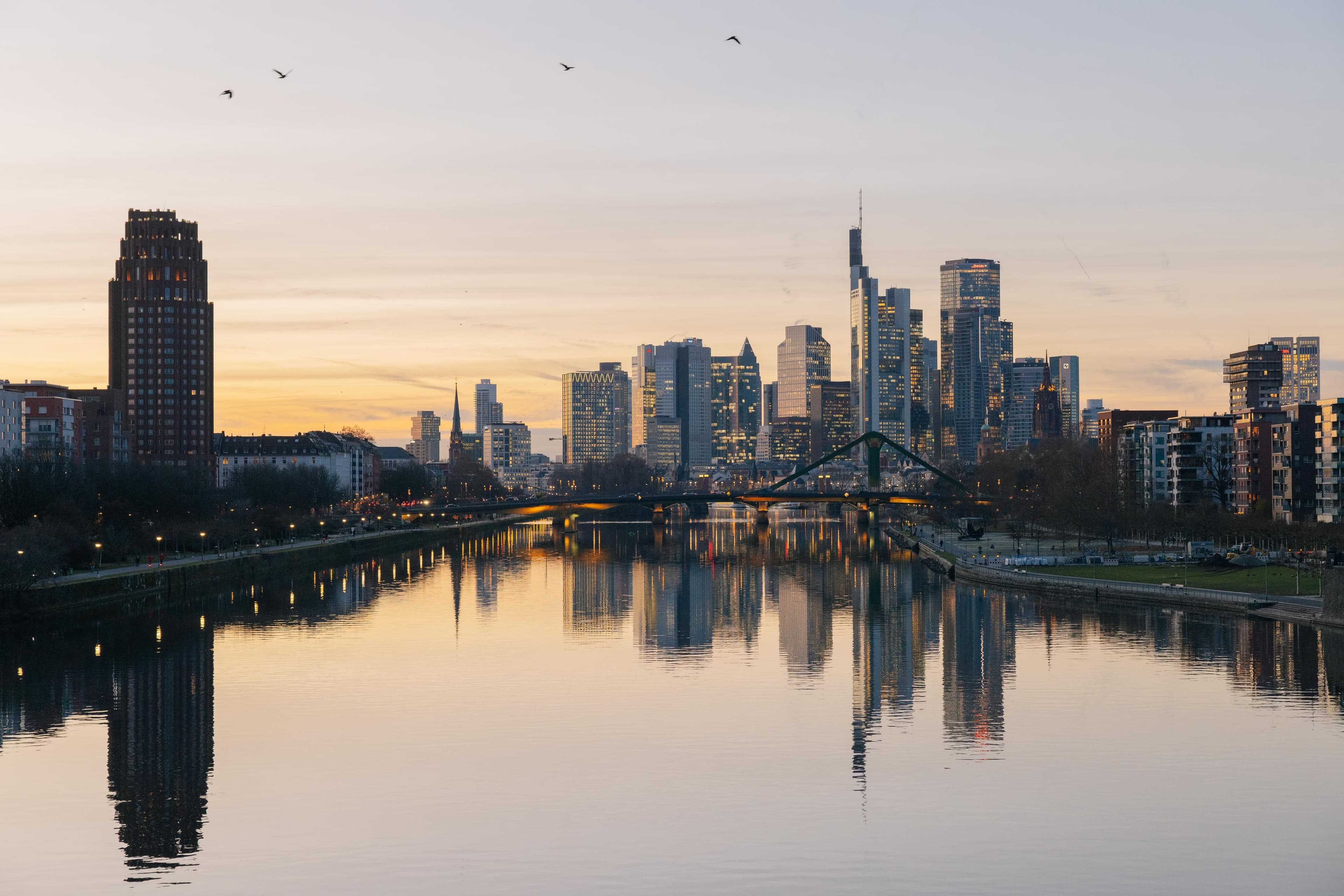 Die Skyline von Frankfurt im Abendlicht.