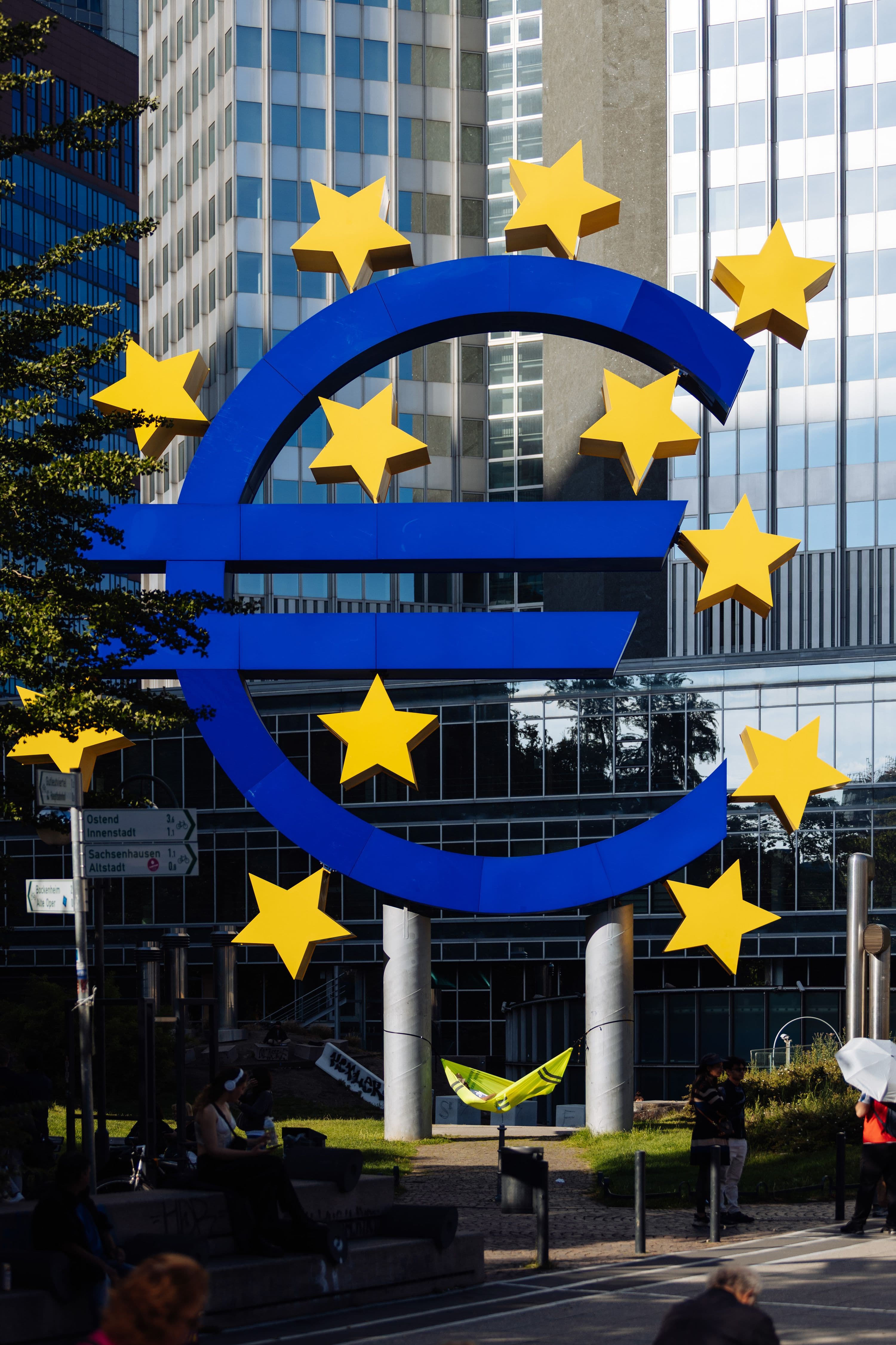 Eine Hängematte hängt unter dem Frankfurter Euro-Zeichen