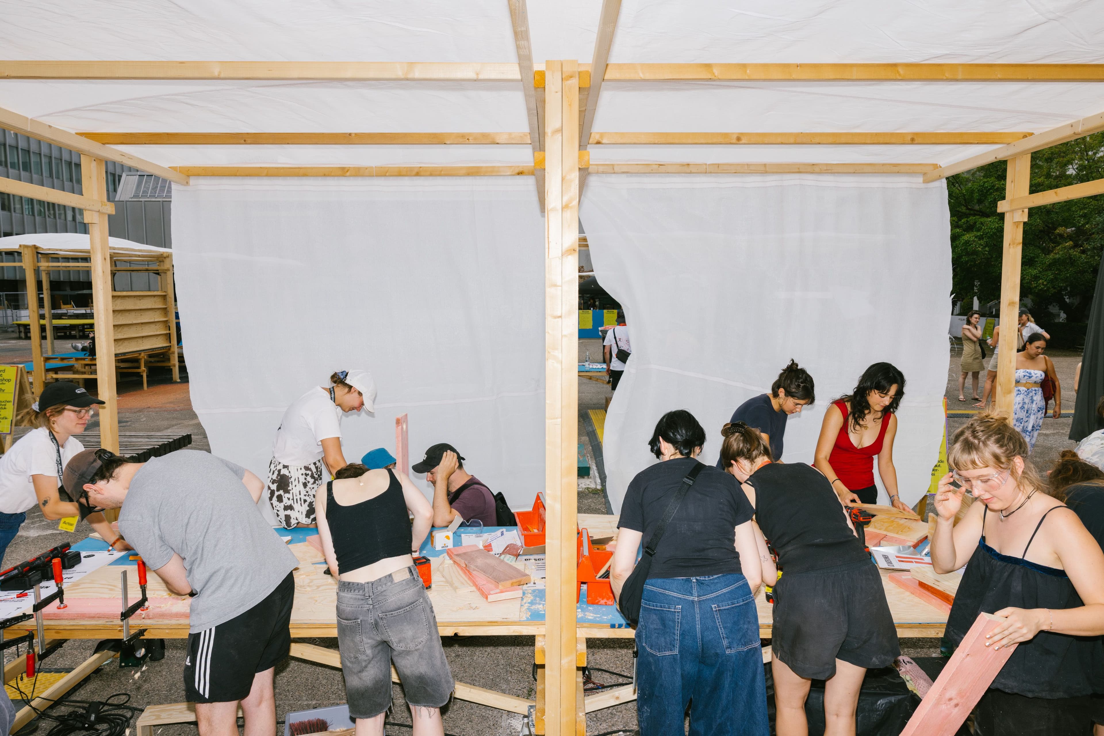 Beim Hockerbau-Workshop mit Frauen Bauen wir gebohrt, geschraubt, geschliffen und zusammenbaut.