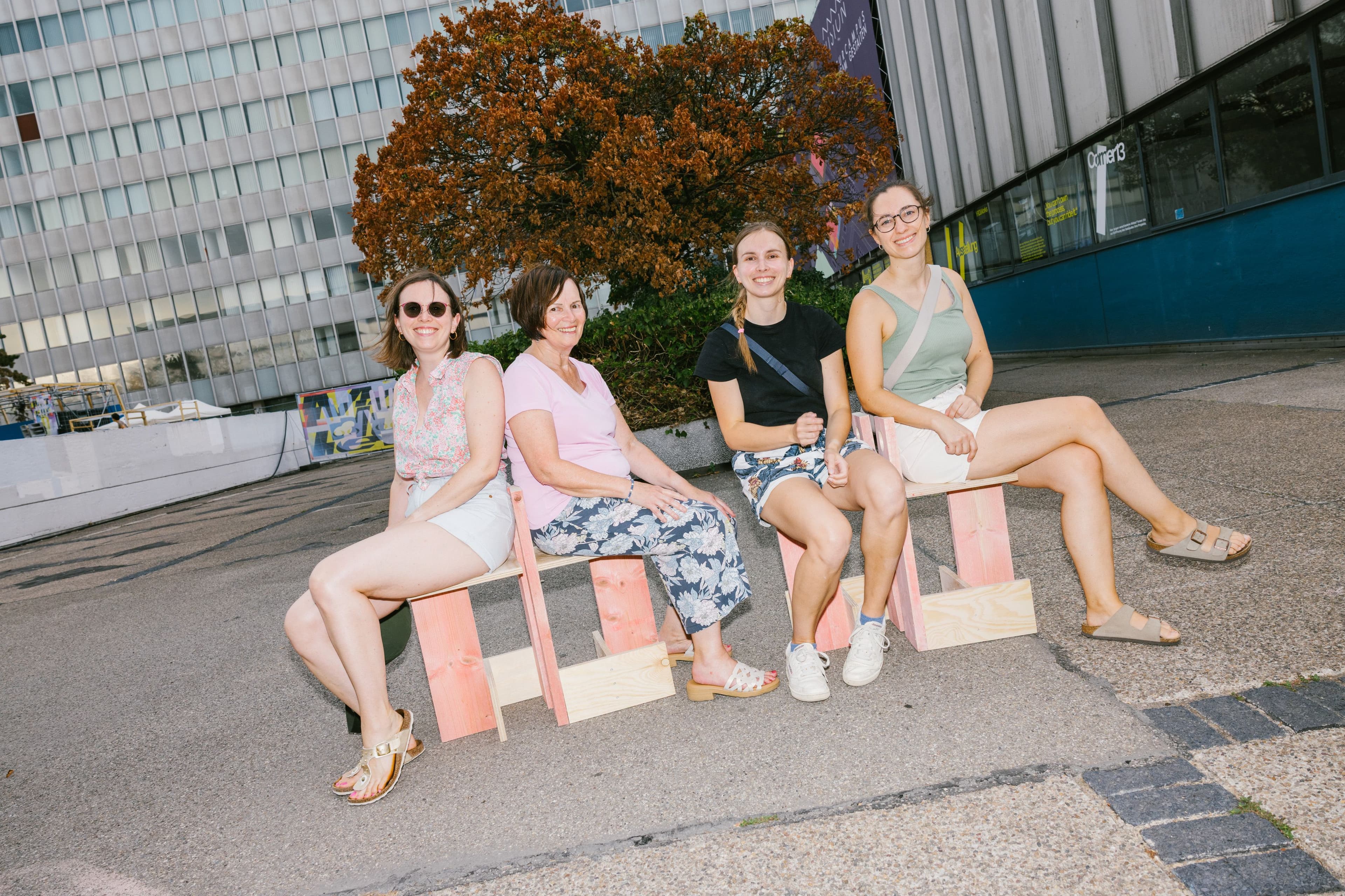 4 Frauen sitzen auf selbstgebauten Hockern.