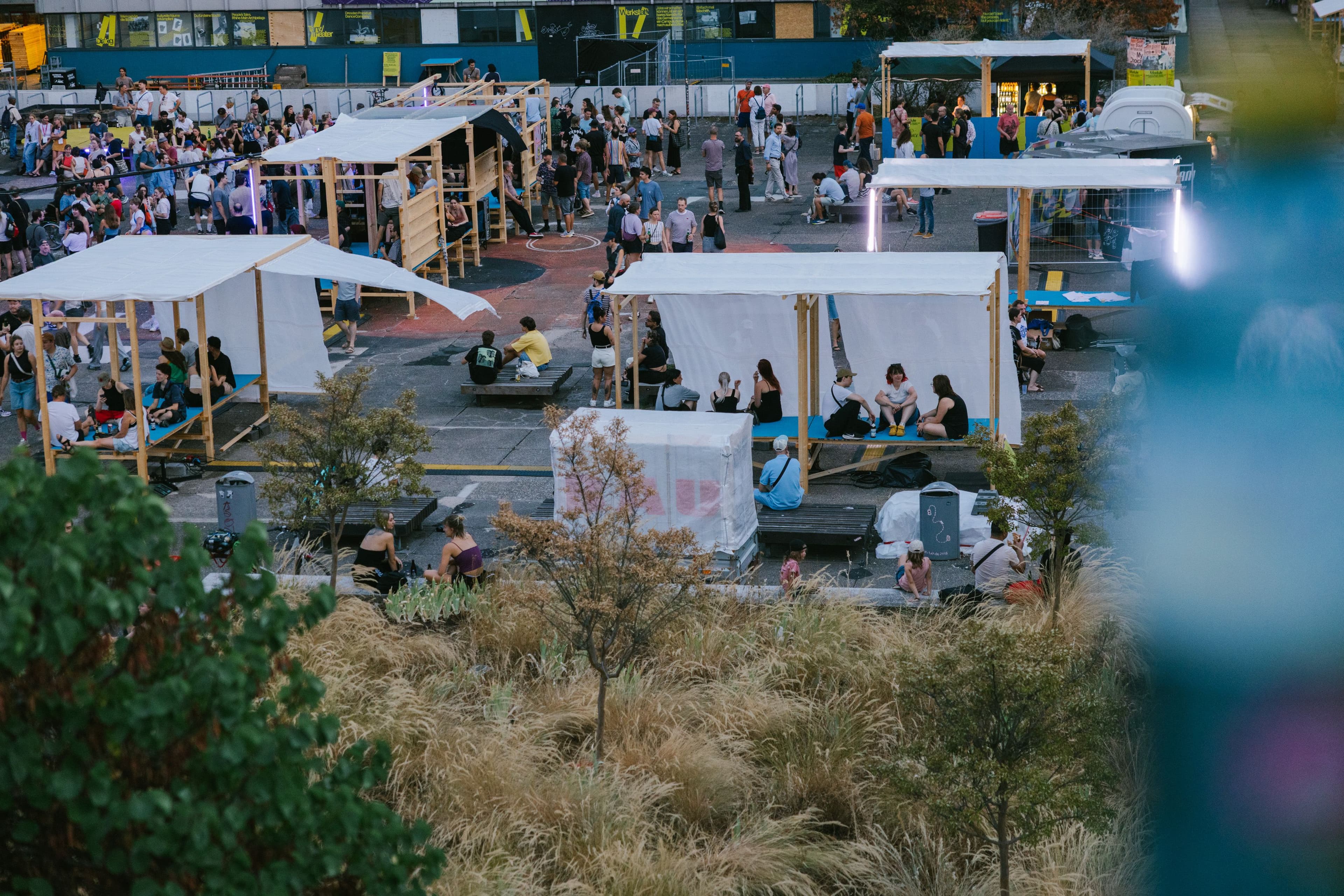 Ansicht von oben zeigt das Module Festival mit vielen Menschen und Pavillons