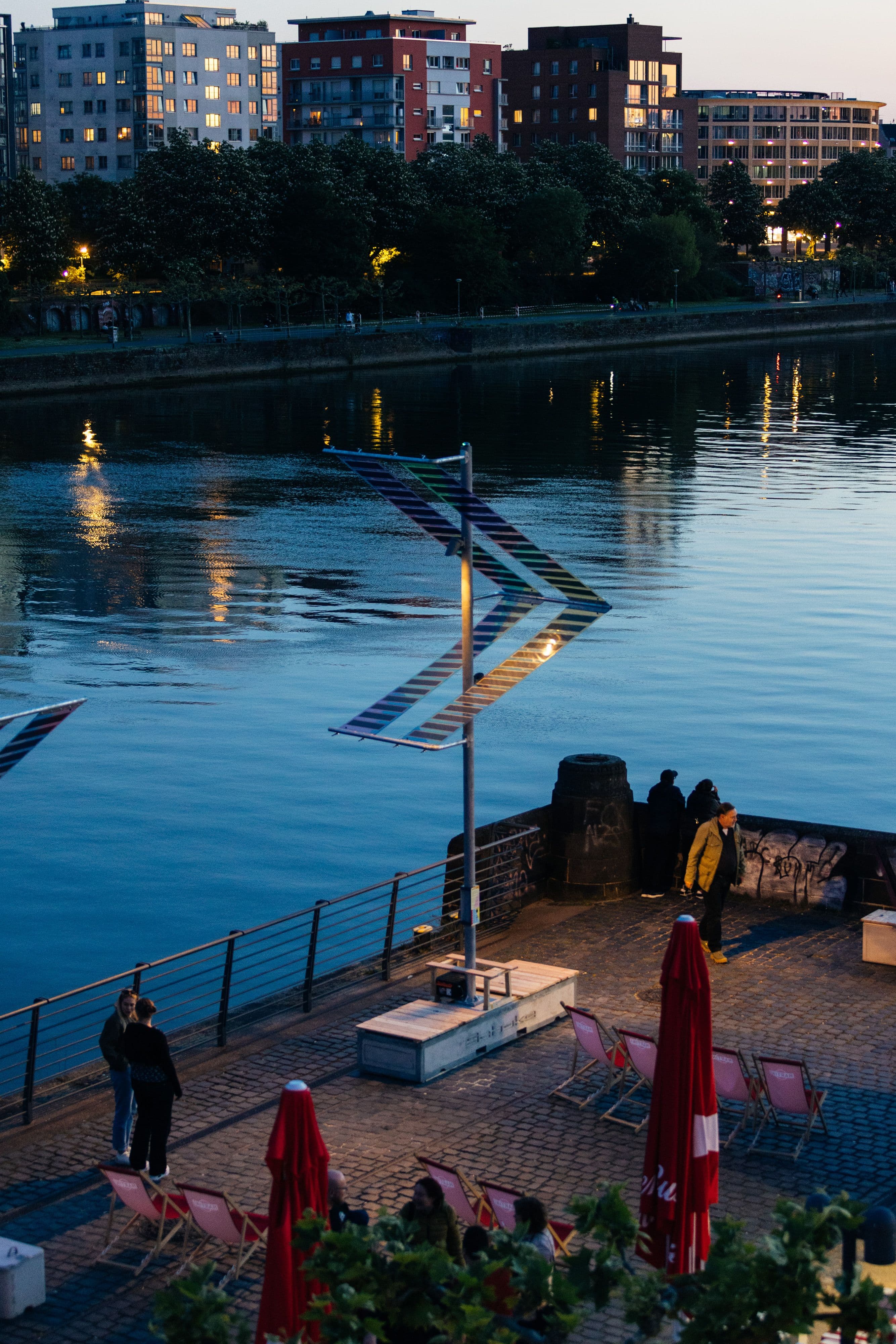 Foto der Main-Light Installation am Abend