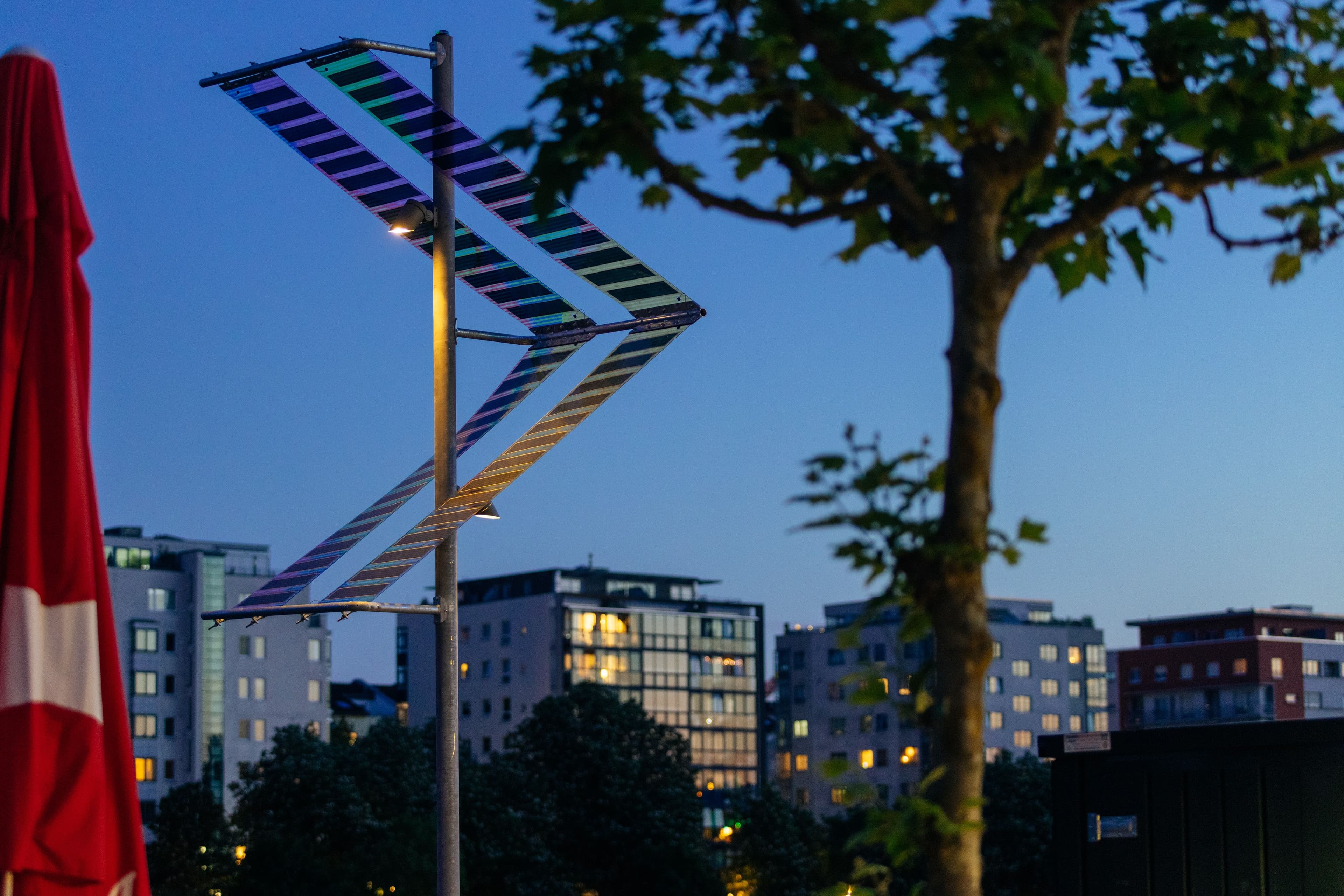 Die Beleuchtung von Main Light steht am Frankfurter Mainufer in der Dämmerung