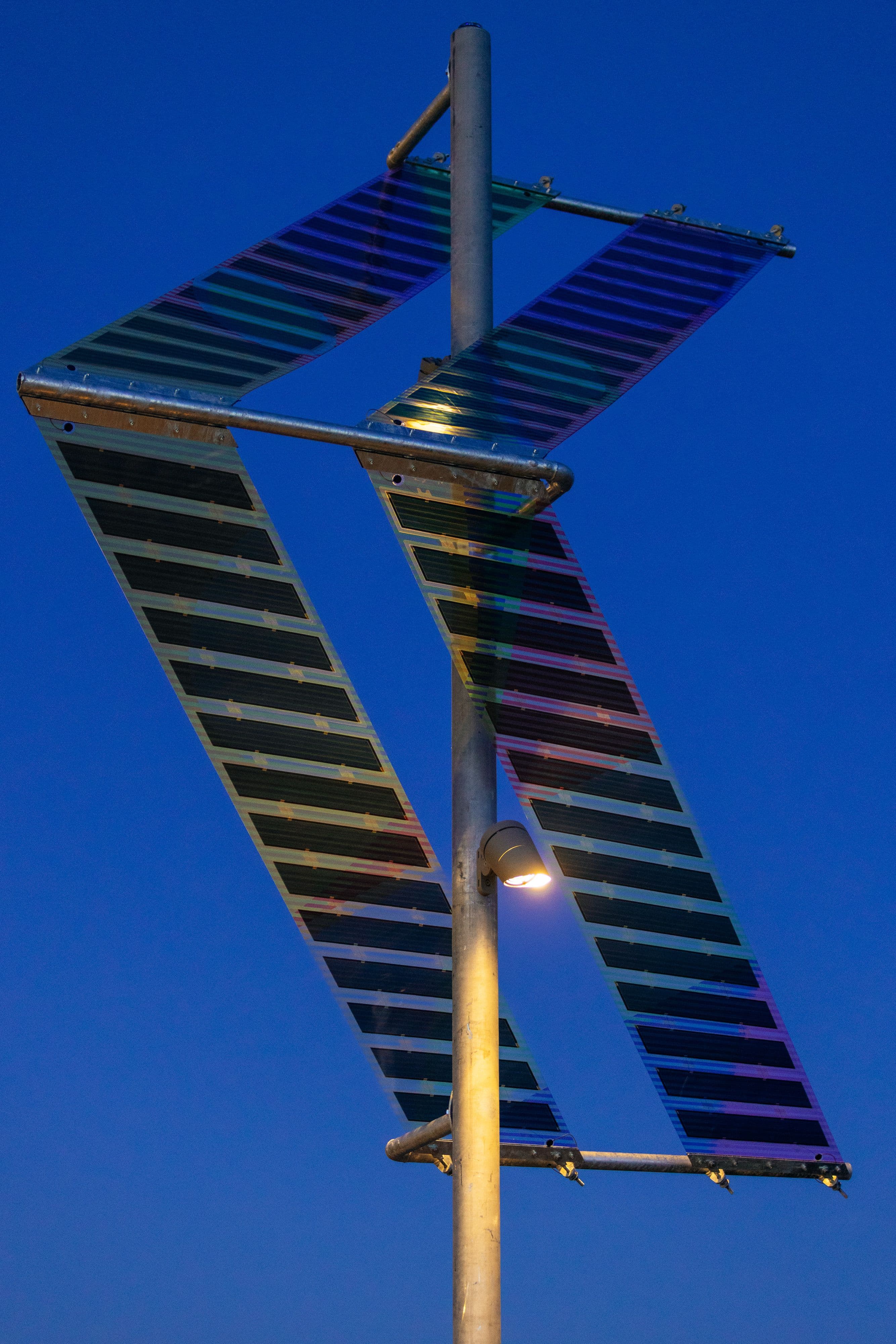 Foto der Main-Light Installation am Abend
