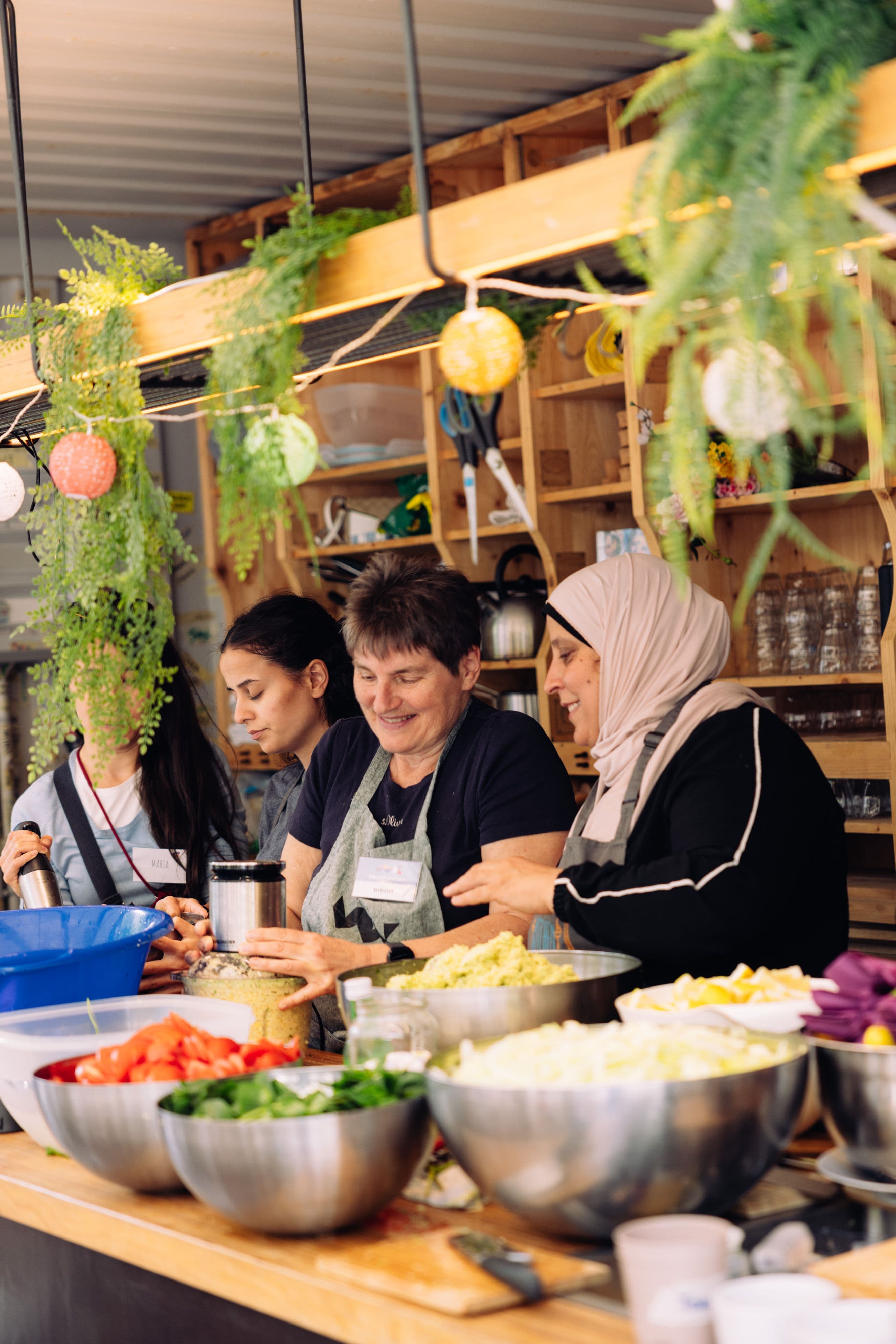 Zwei Frauen kochen gemeinsam bei Kitchen on the Run