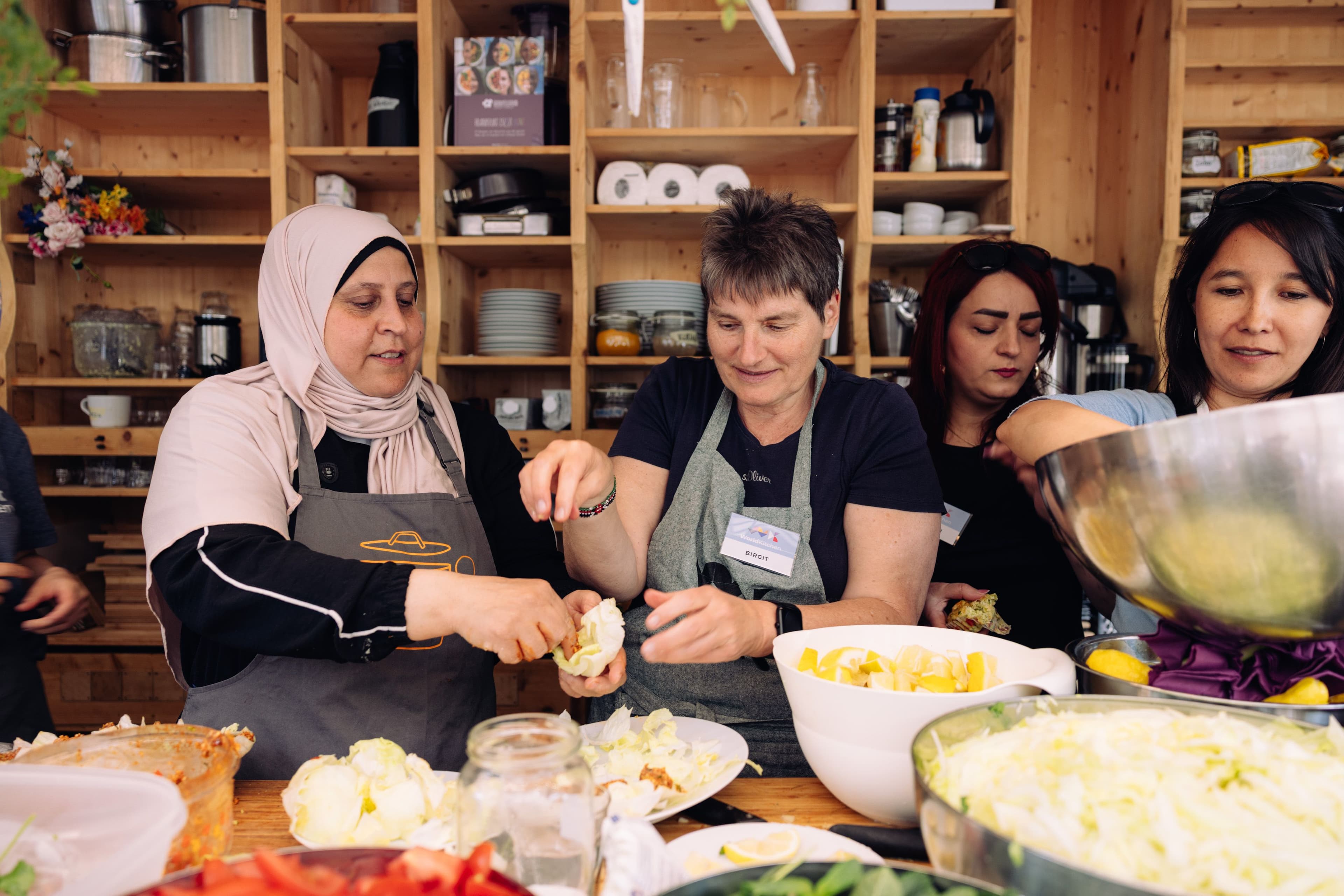 Zwei Frauen kochen gemeinsam bei Kitchen on the Run