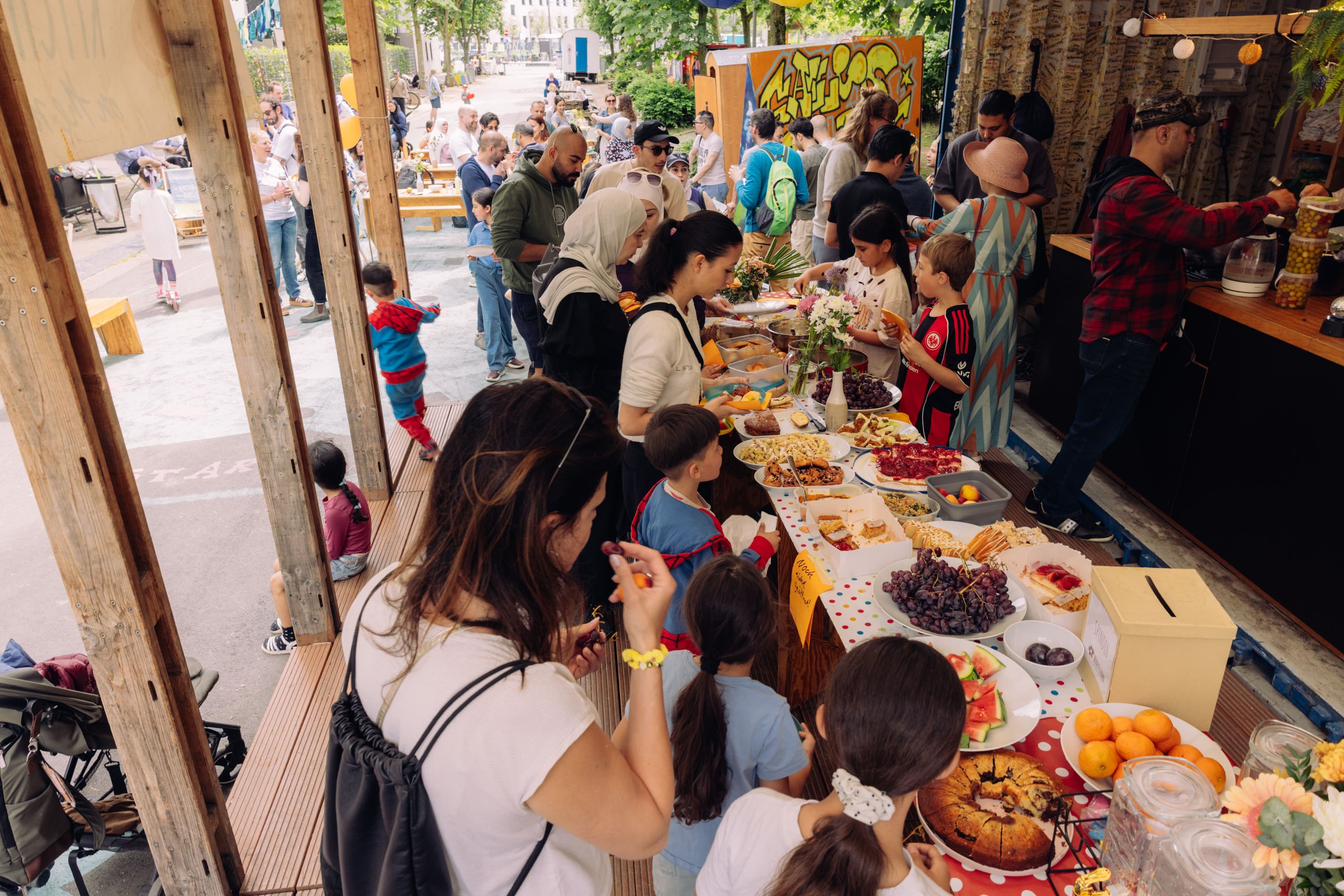 Eine Gruppe von Personen am gemeinsam gekochten Buffet von Kitchen on the Run