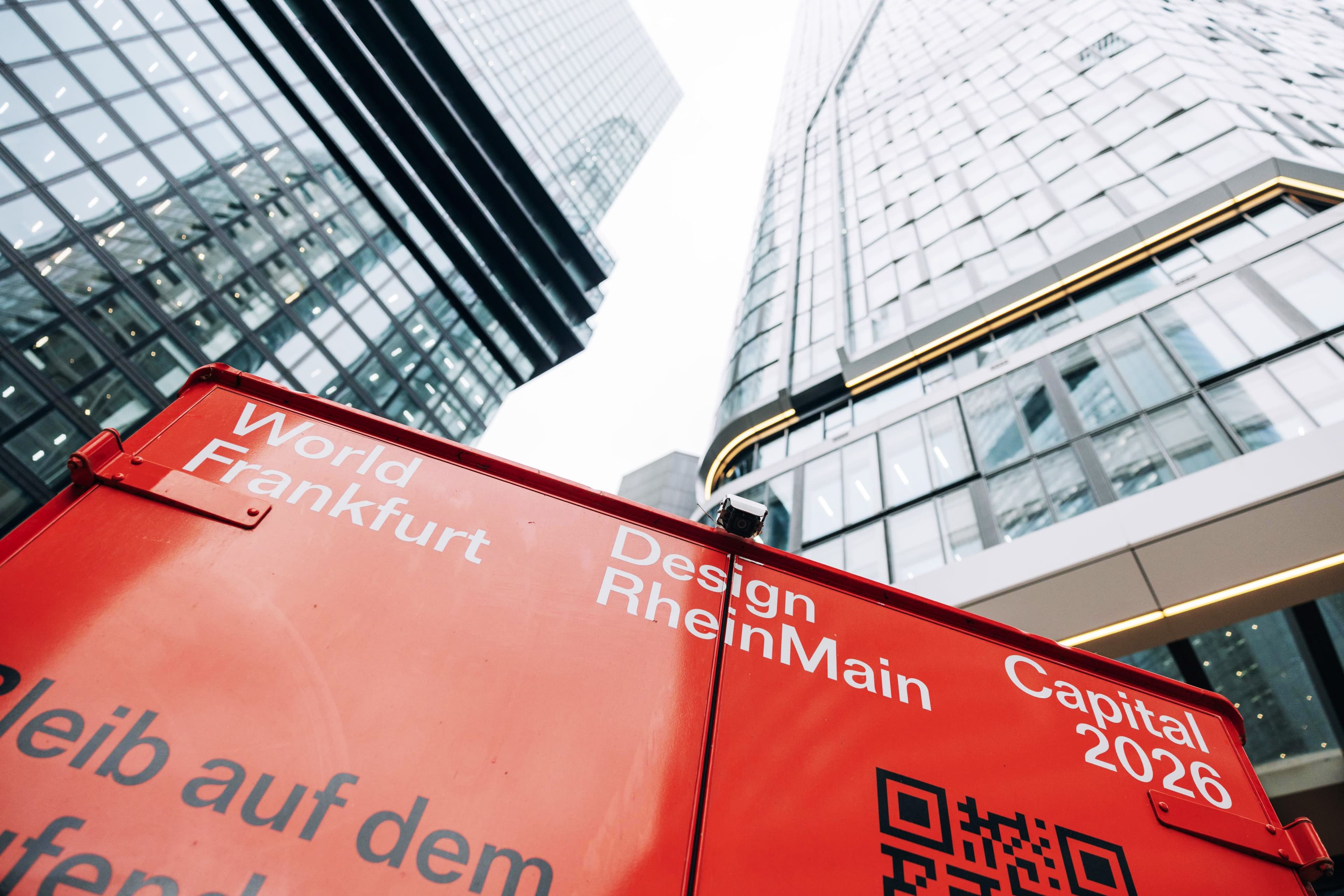 Der WDC Werkstattwagen parkt zwischen Frankfurts Hochhäusern