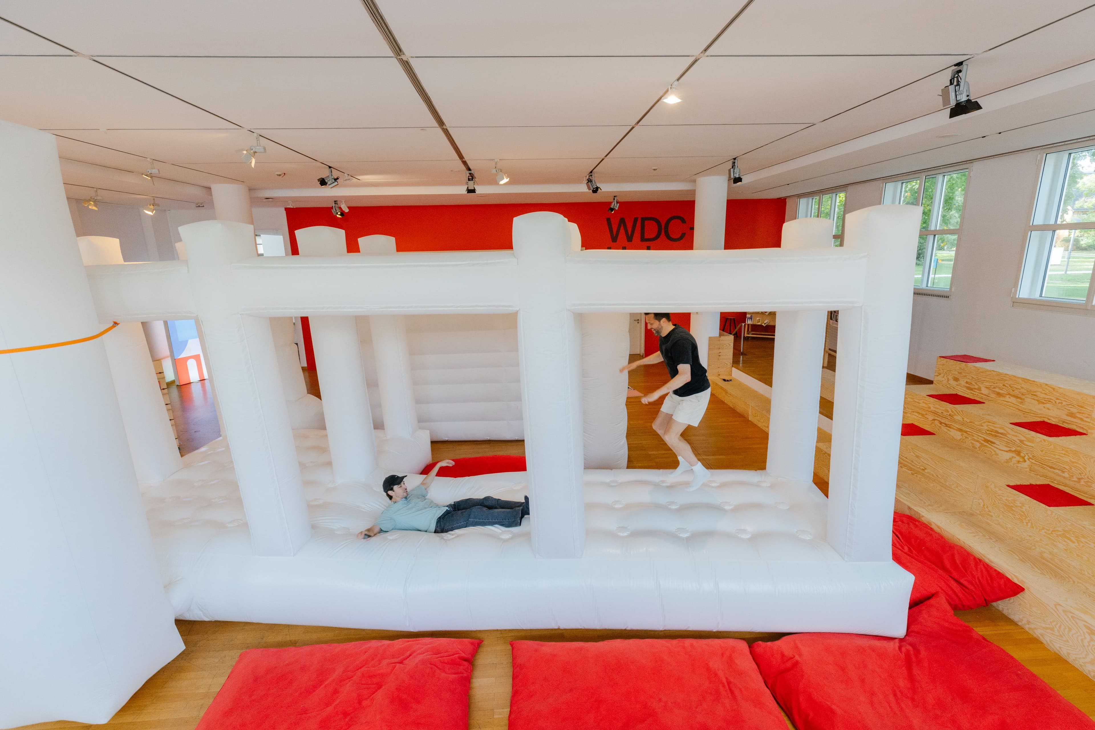 Hüpfende Personen auf der Hüpfburg im WDC-Hub