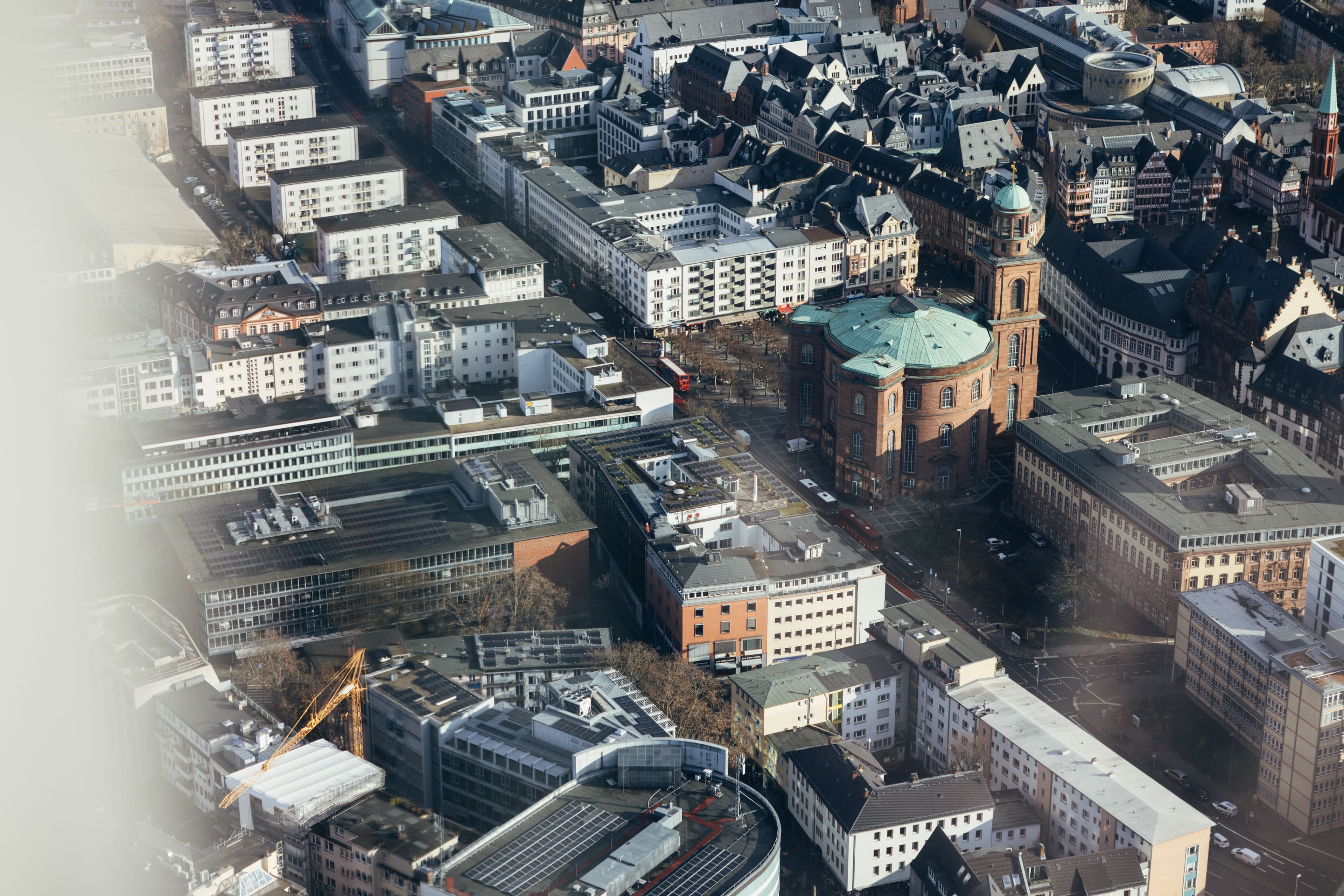 Blick auf die Frankfurter Paulskirche von einem Hochhaus aus gesehen