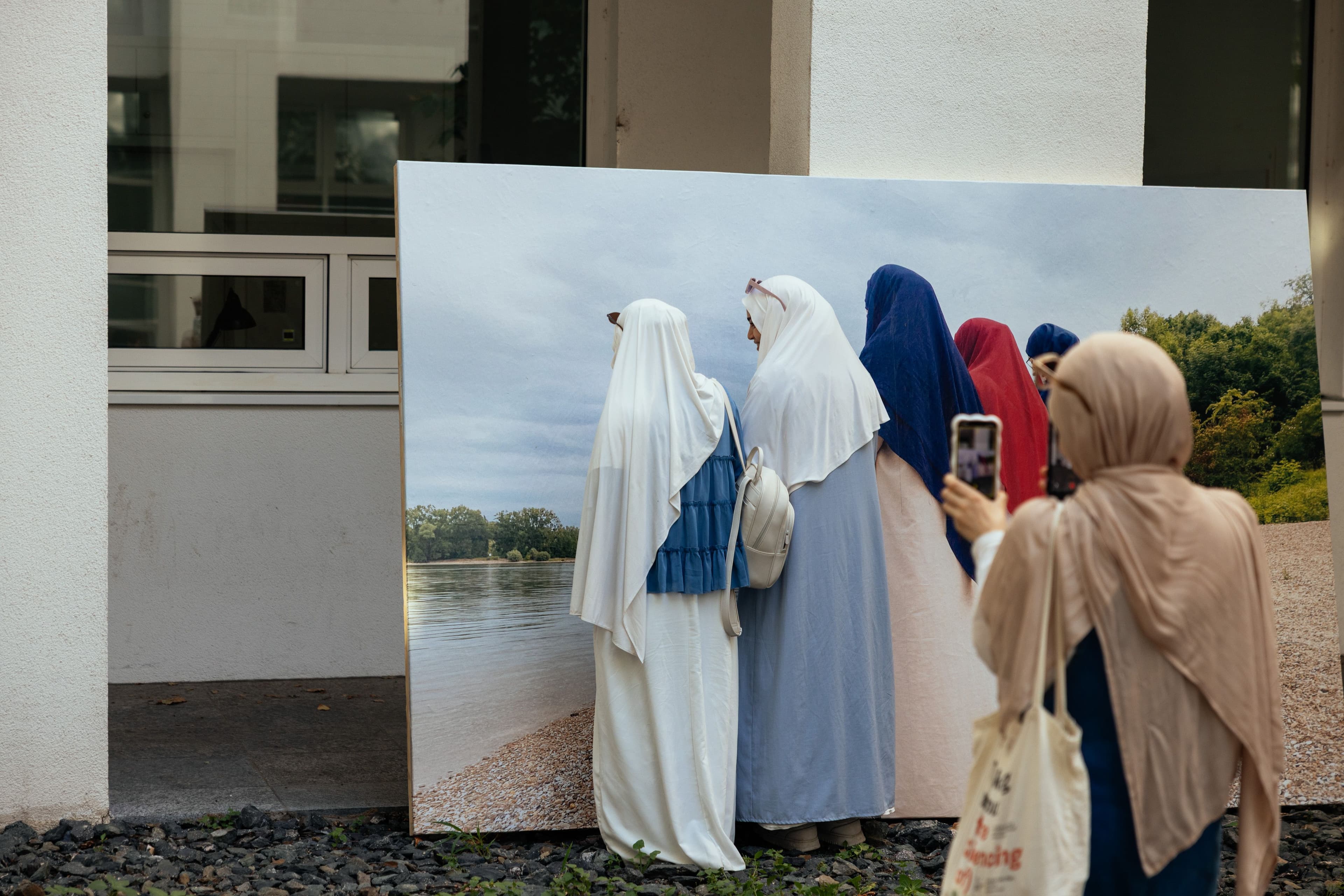 Eine Gruppe von Frauen vor einem Ausstellungsstüch der Ausstellung deams, ideas and prototypes