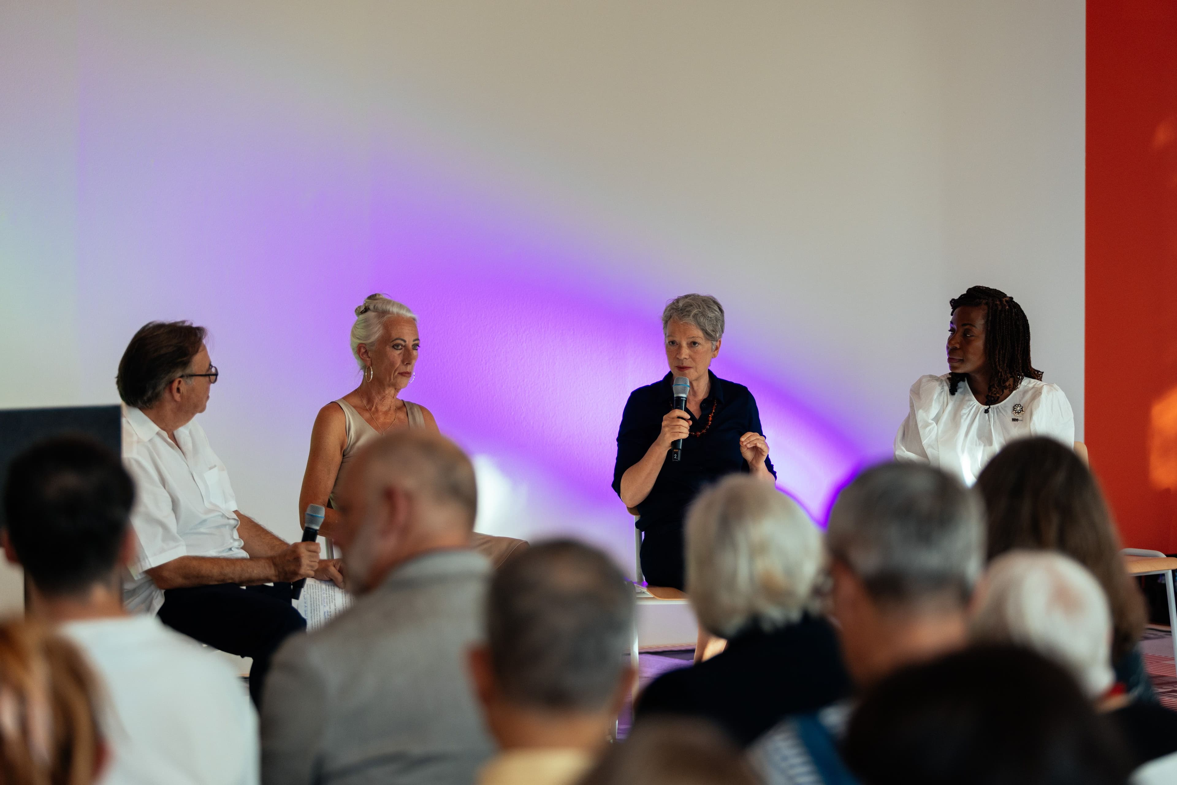 Ein Panel im WDC-Hub mit u.a. Dr. Ina Hartwig, Carolina Romahn