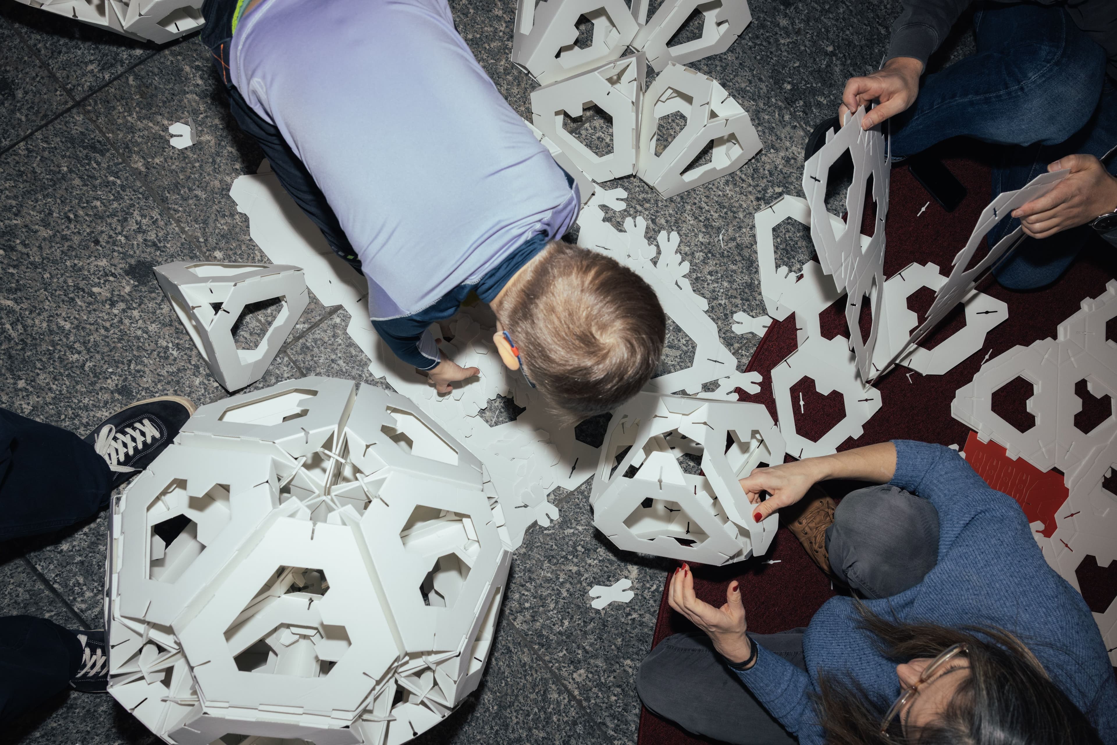 Kinder basteln an der Papierinstallation Collective Paper Aesthetics