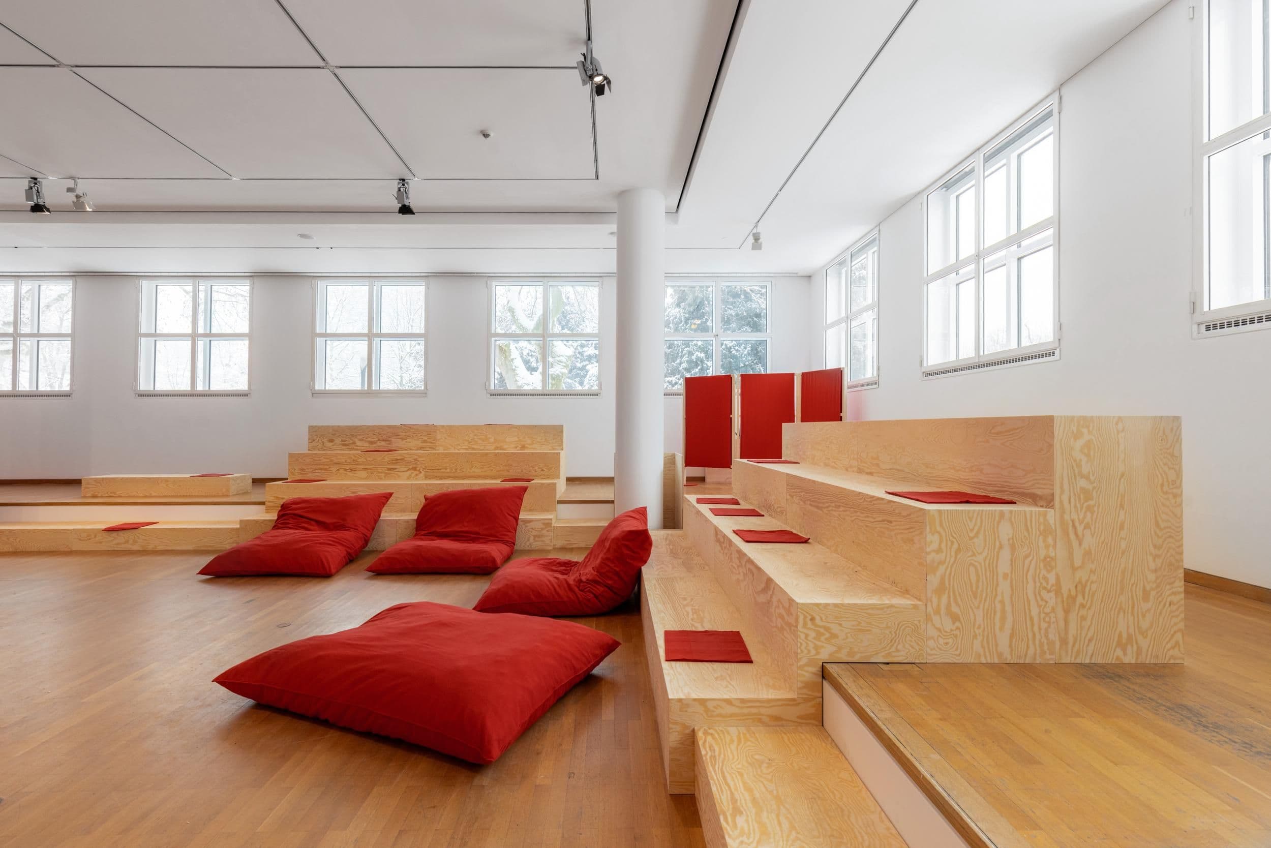 Ein großer heller Raum mit vielen Sitzmöglichkeiten