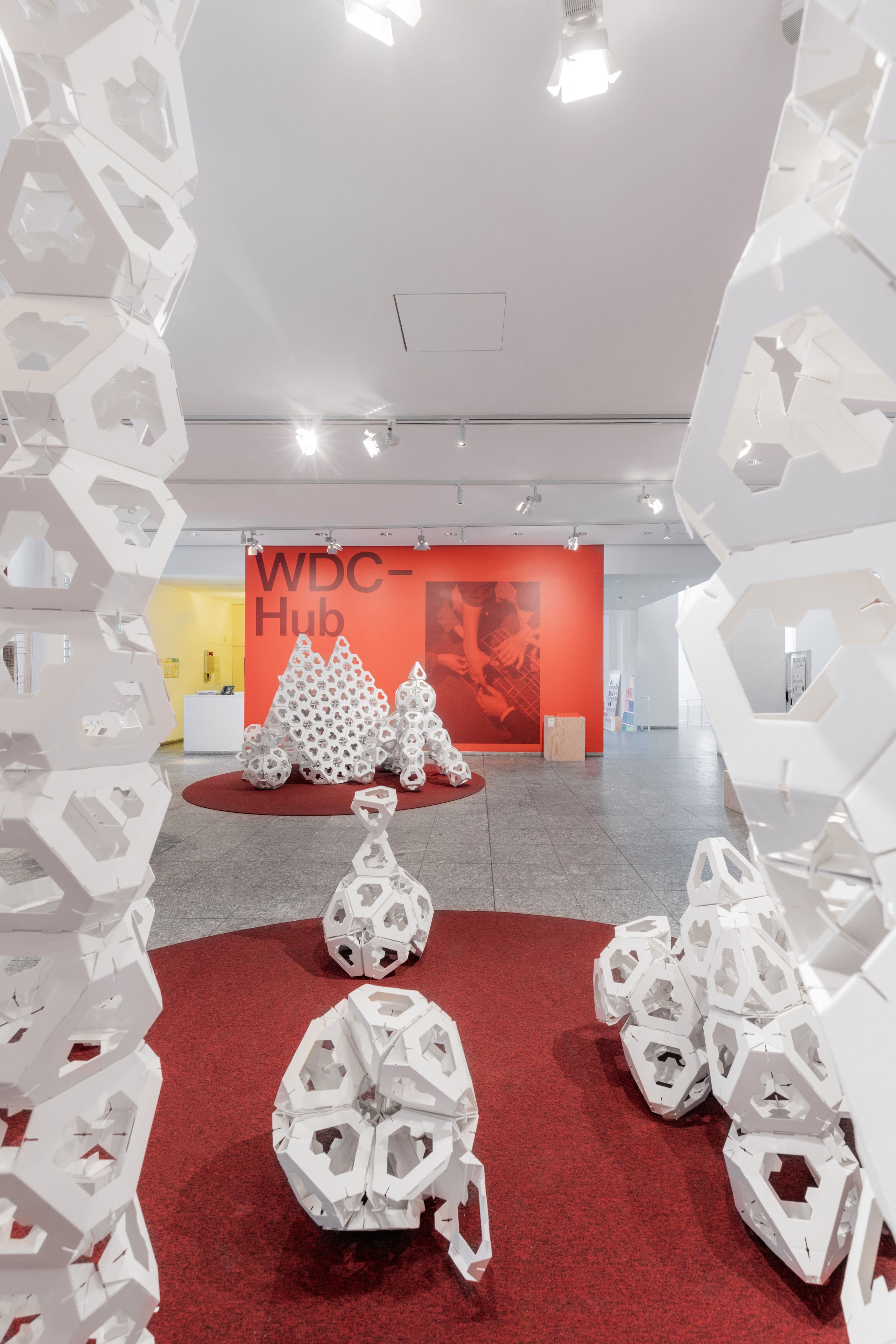 Installation der Collective Paper Aesthetics im Foyer des Museum Angewandte Kunst