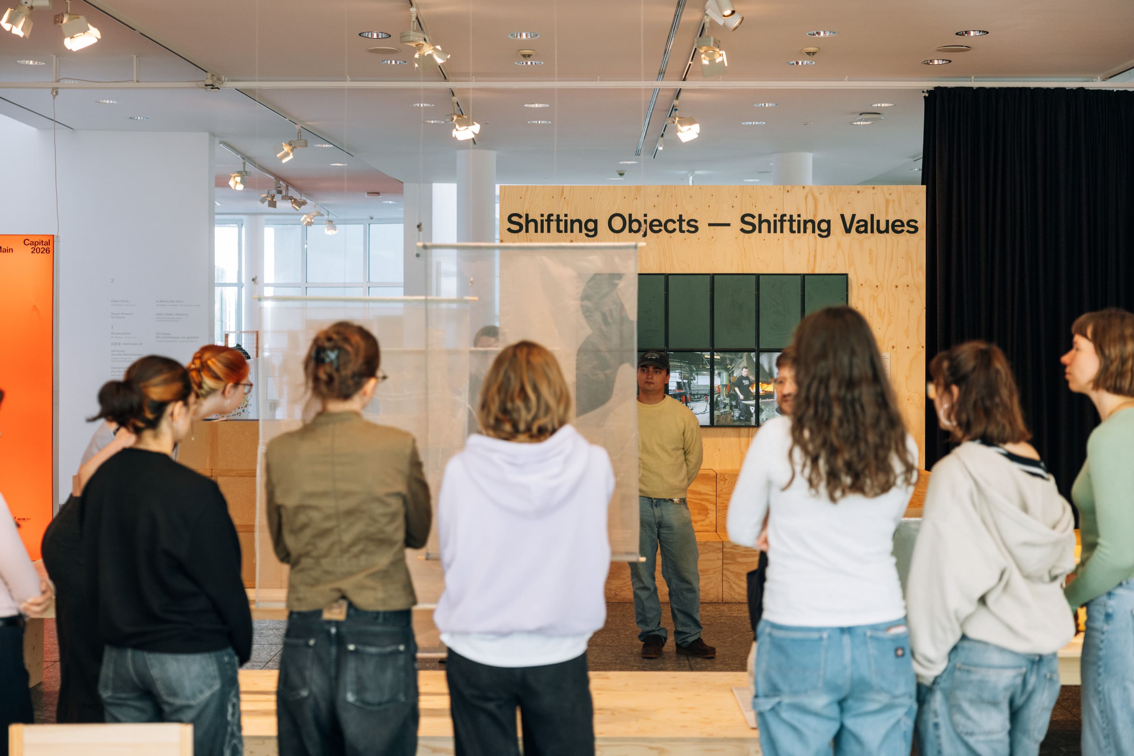 Besucher der Ausstellung Shifting Objects Shifting Values bei einer Ausstellungsführung