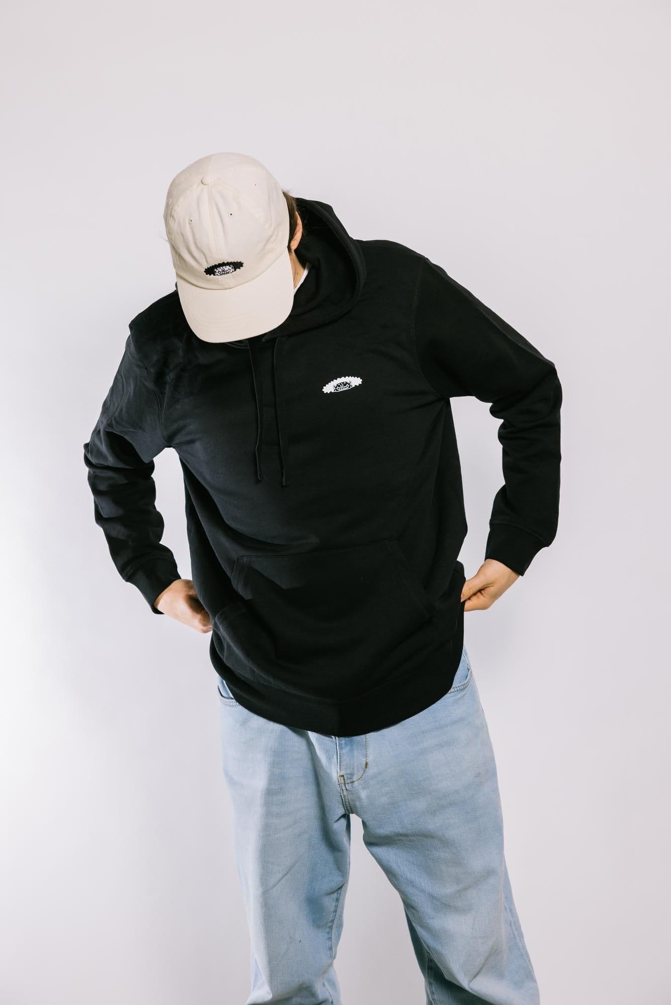 Eine Person trägt den WDC-Hoodie