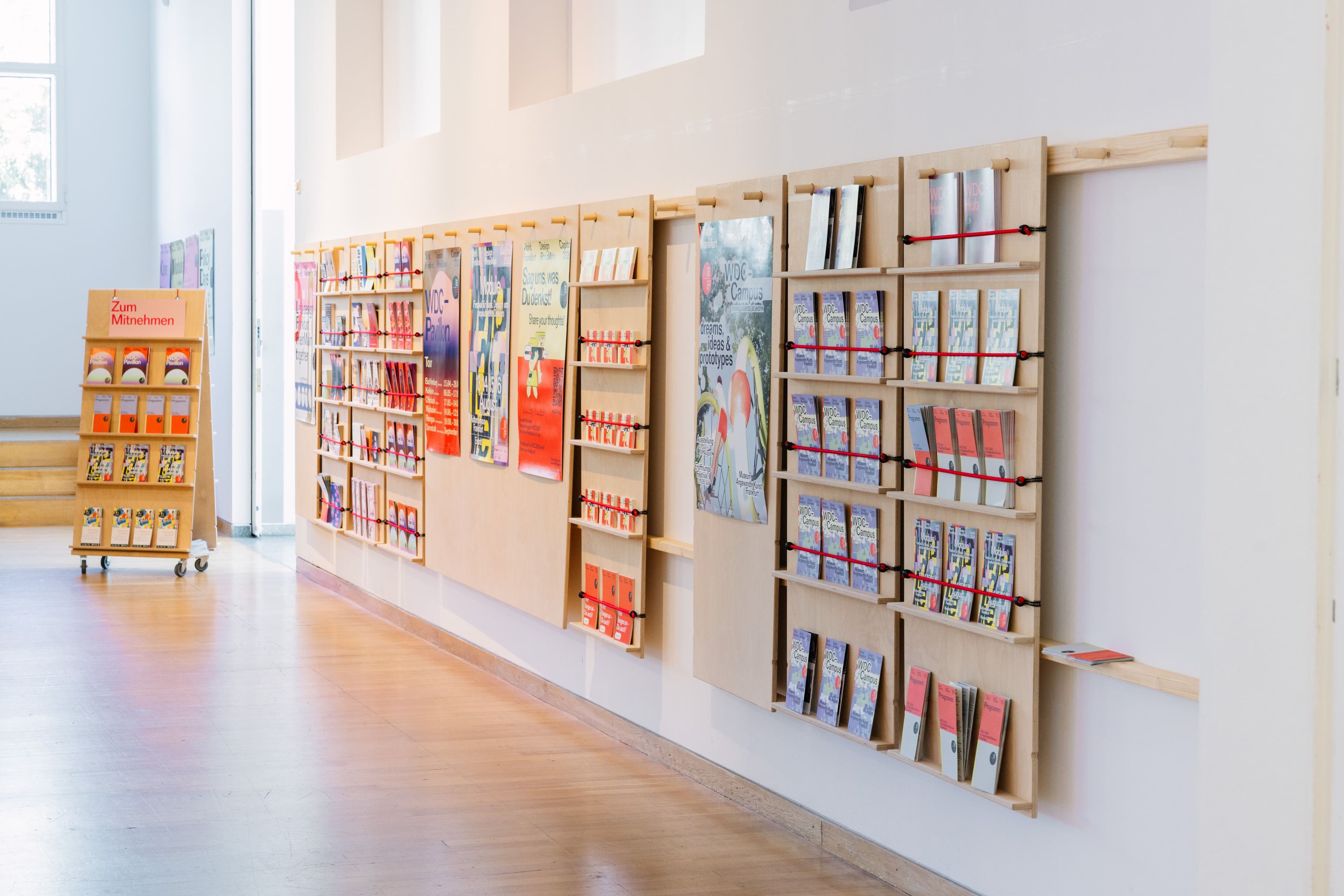 Eine Wand voller Flyer und Plakate