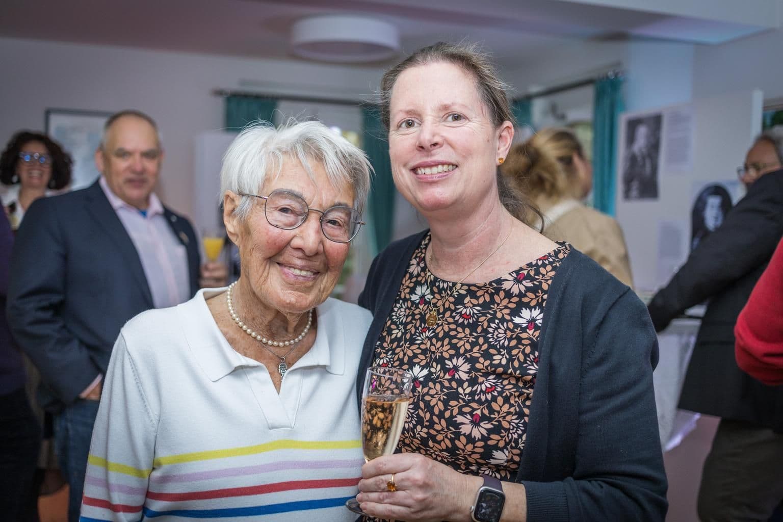 Zwei Frauen bei im Loebers Kulturcafé