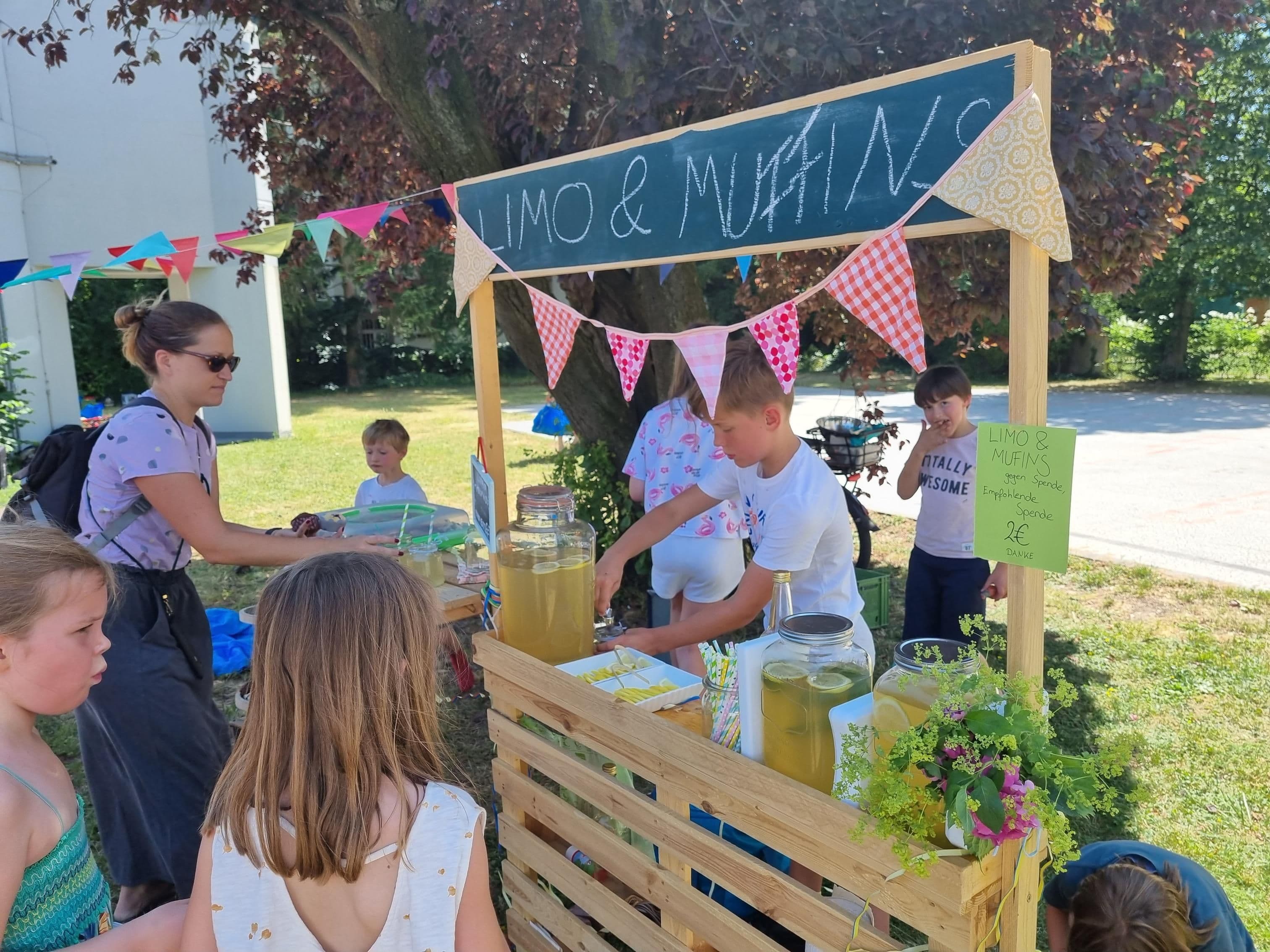 Junge Menschen verkaufen an einem Stand Limonade