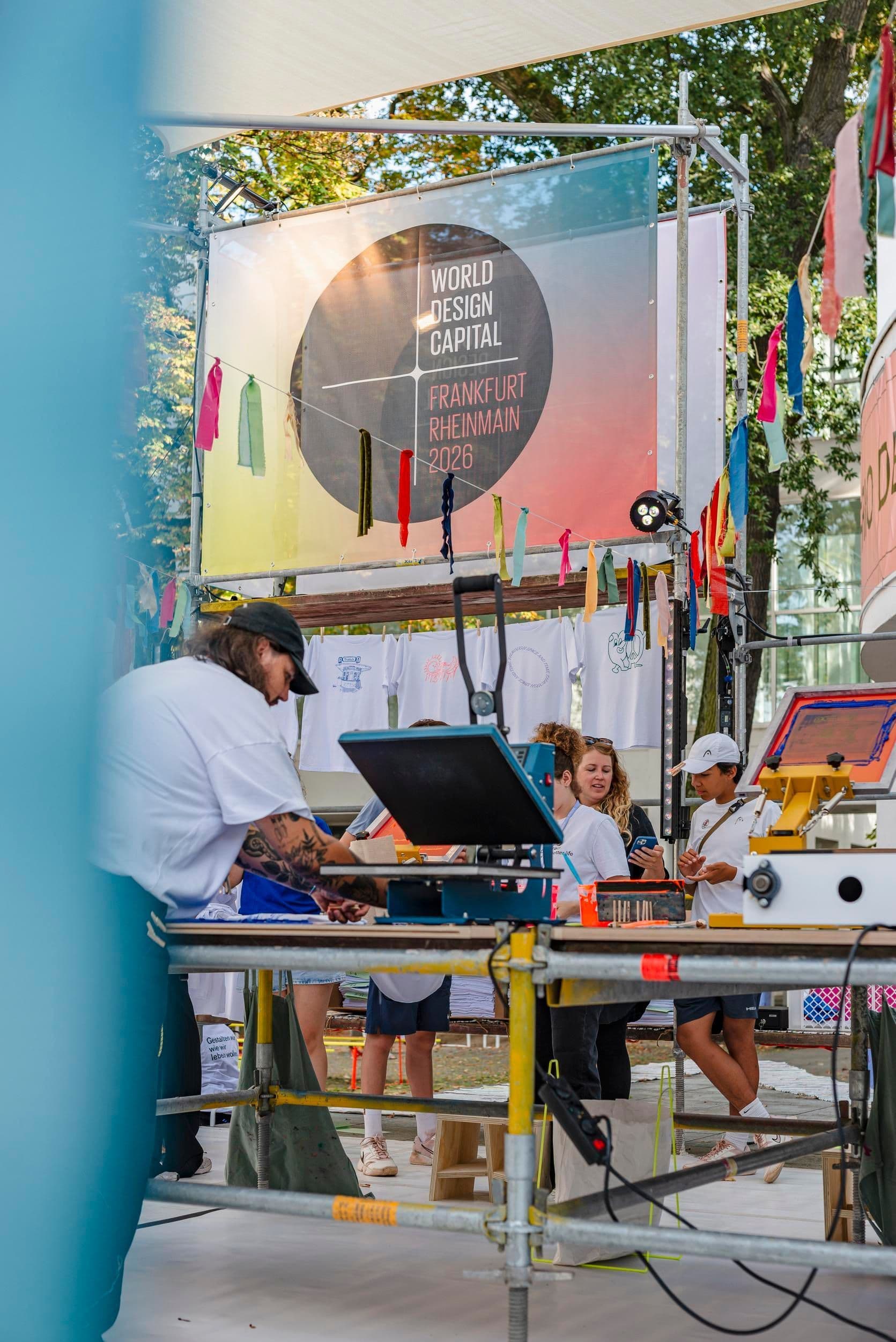 Personen aus dem WDC-Team geben einen Workshop bei schönem Wetter.
