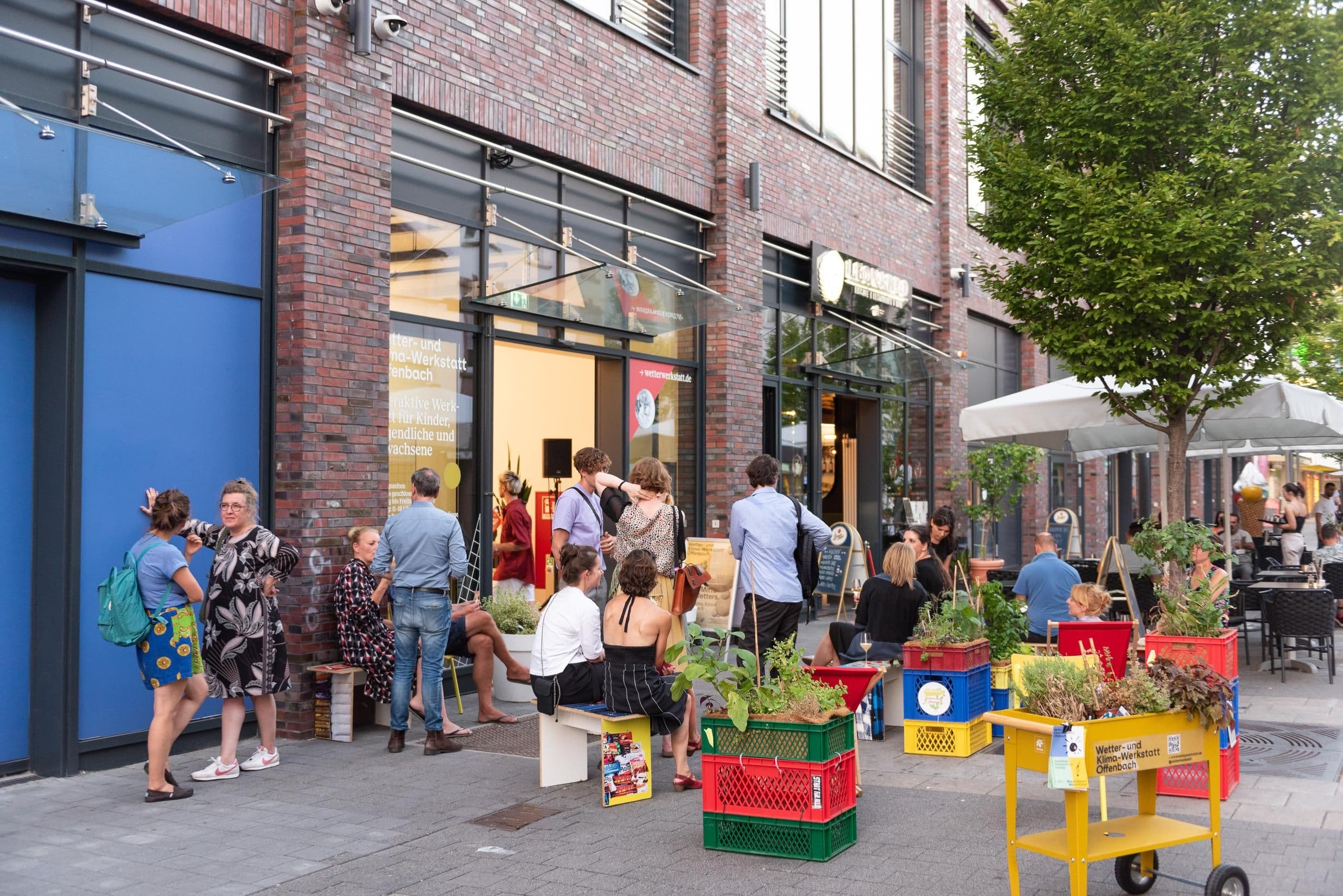 Menschen stehen vor der Veranstaltungslocation Scape Offenbach