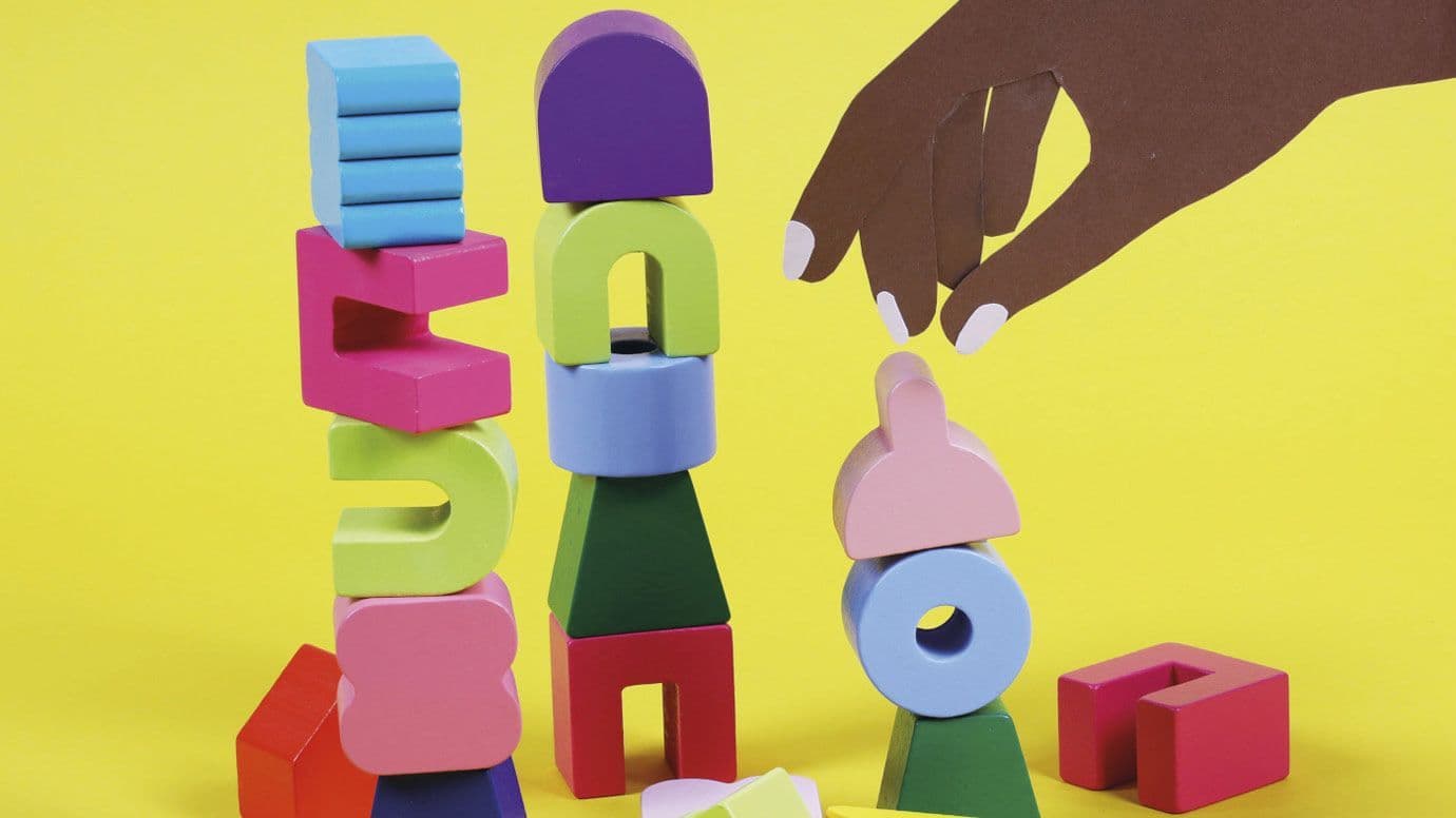Illustration einer Hand, die einen Turm aus bunten Bauklötzen baut