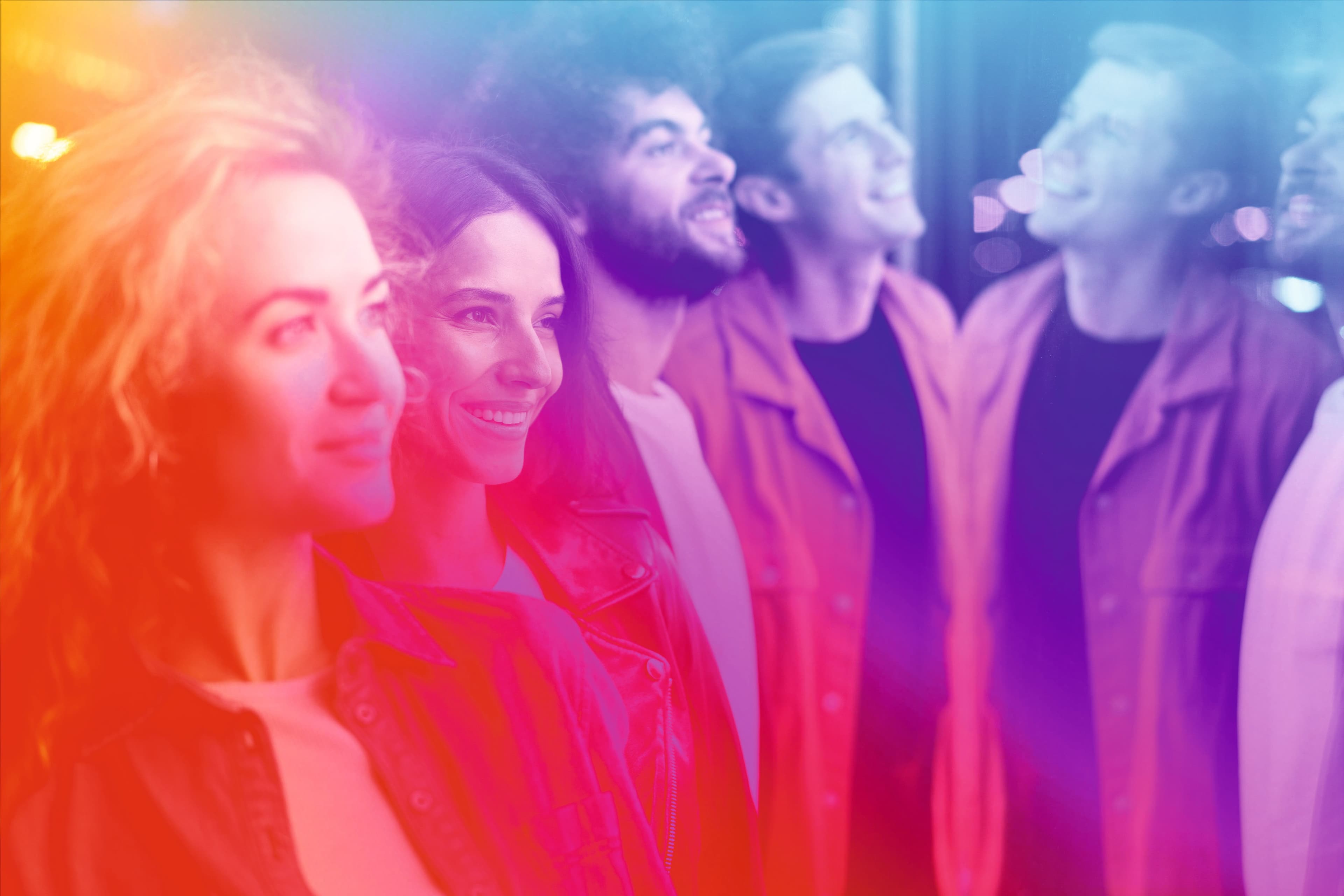 Lachende Menschen stehen zusammen. 