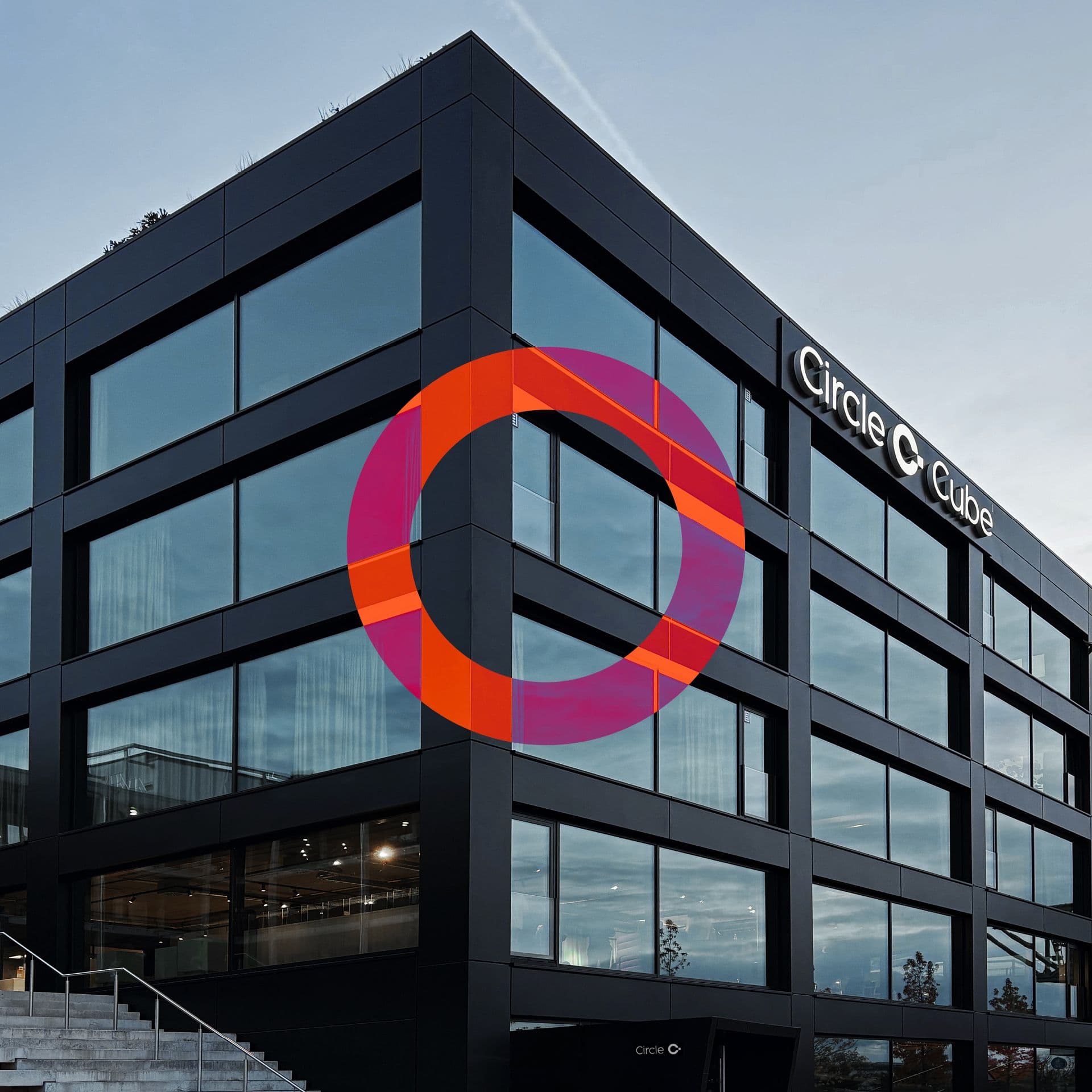 Fassade des Circle Cube mit dem Open Logo