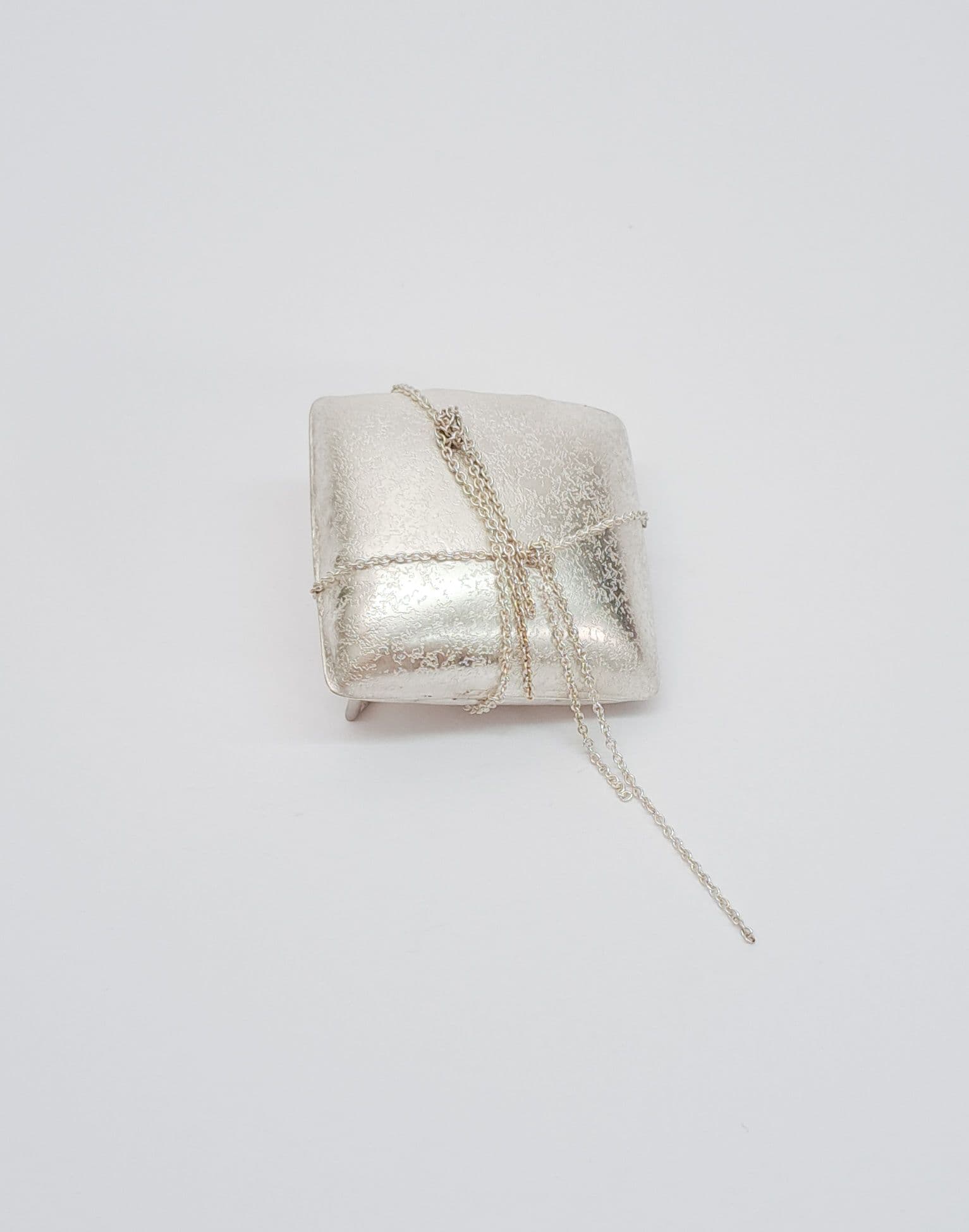 Nele Fleischmann, Brosche, 2024, Smaragd, 925/000 Silber, Foto: Staatliche Zeichenakademie Hanau