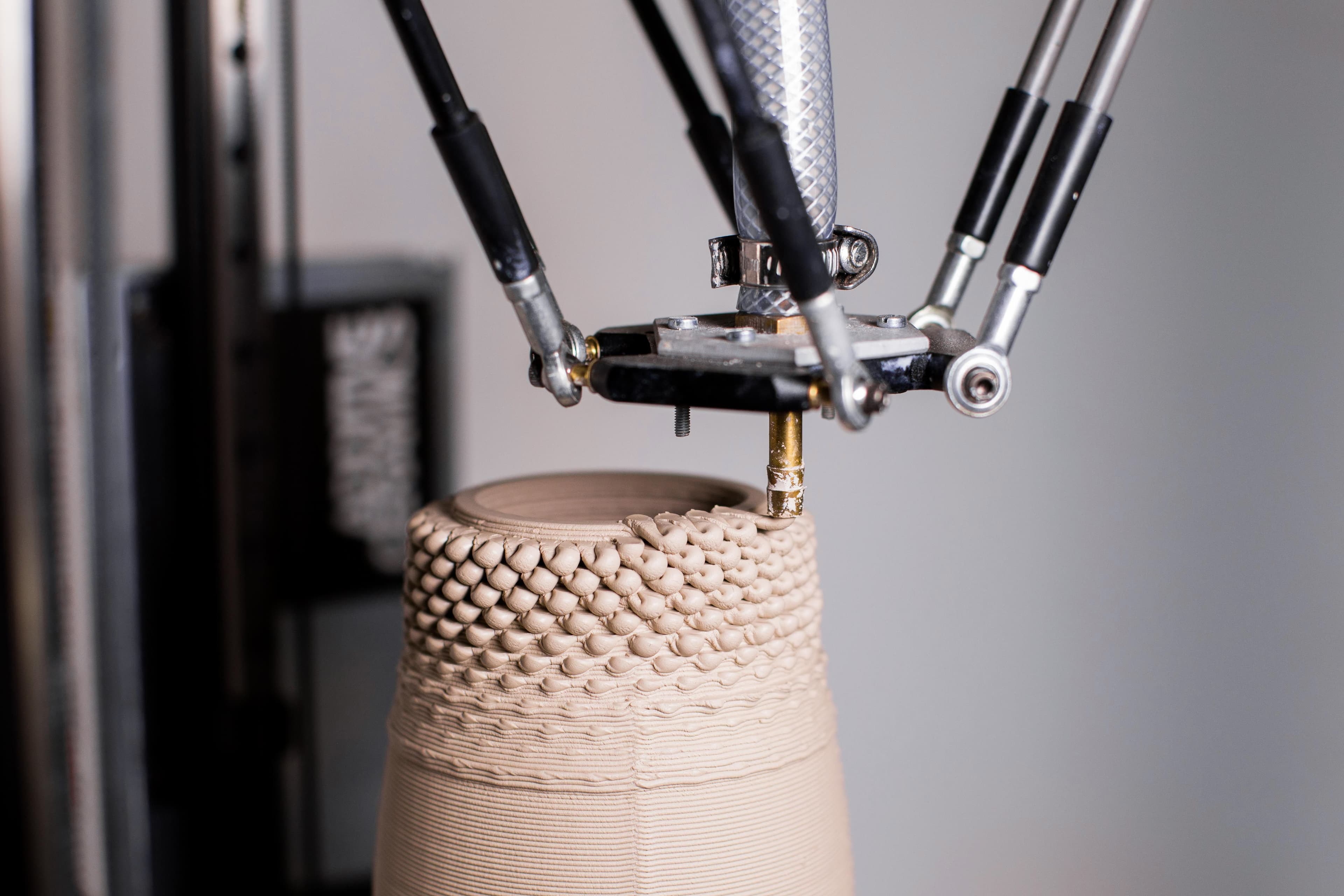 En 3D Drucker kreiert eine Art Keramik