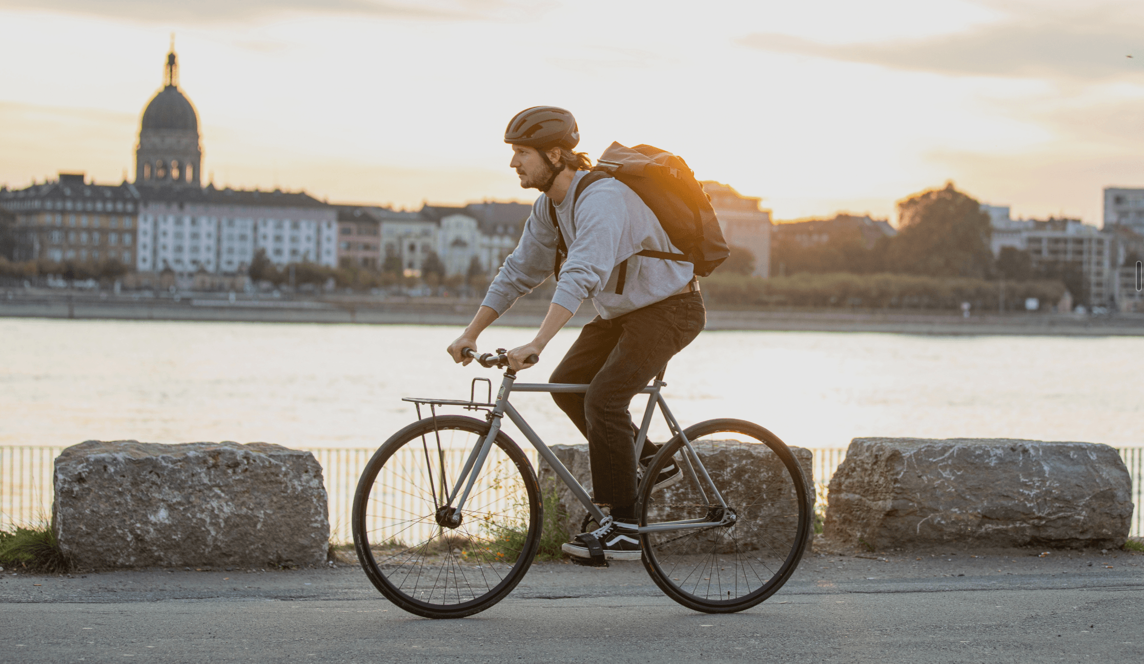 Ein junger Mann fährt mit seinem Fahrrad am Rheinufer in Wiesbaden