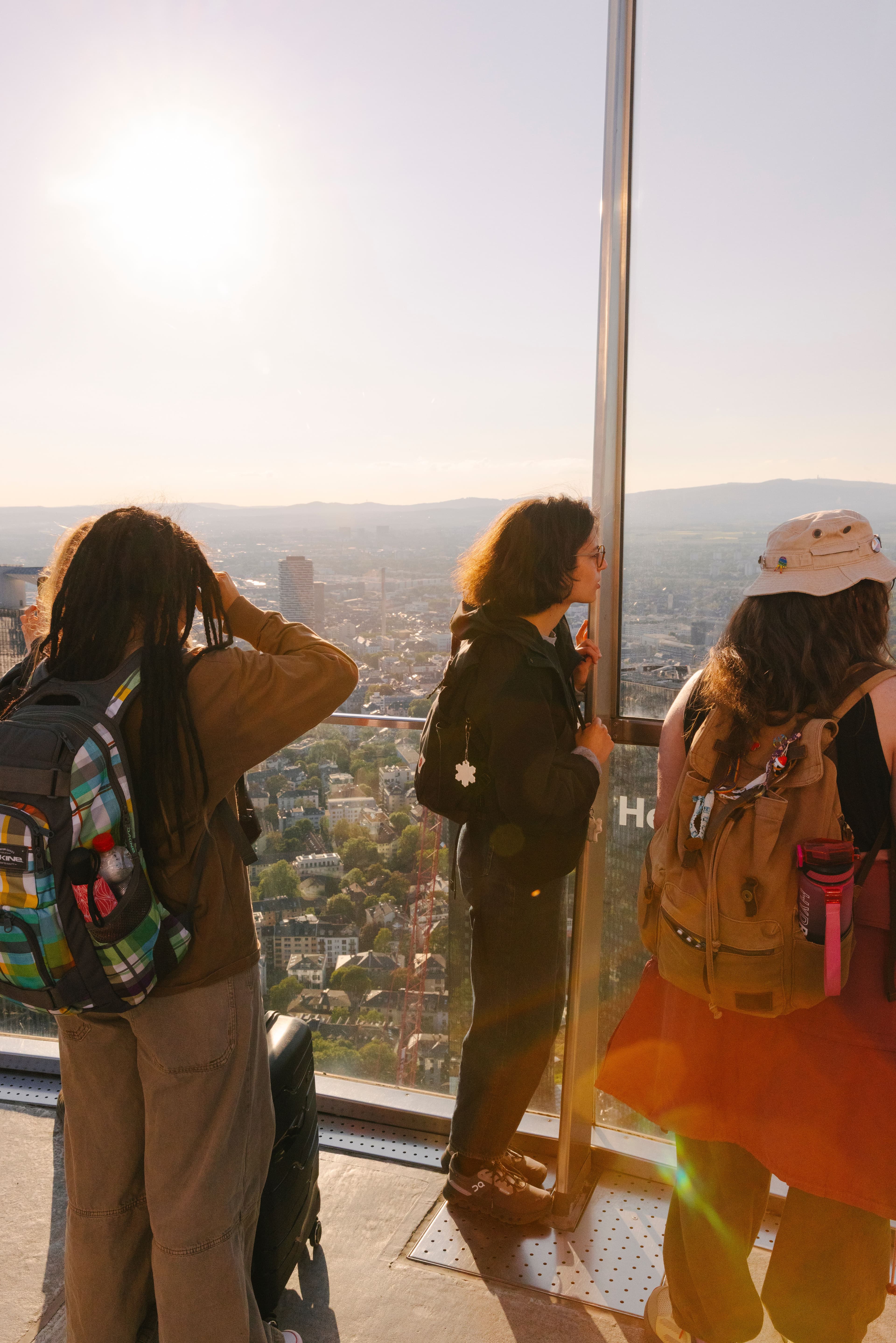 3 Personen schauen über die Skyline.
