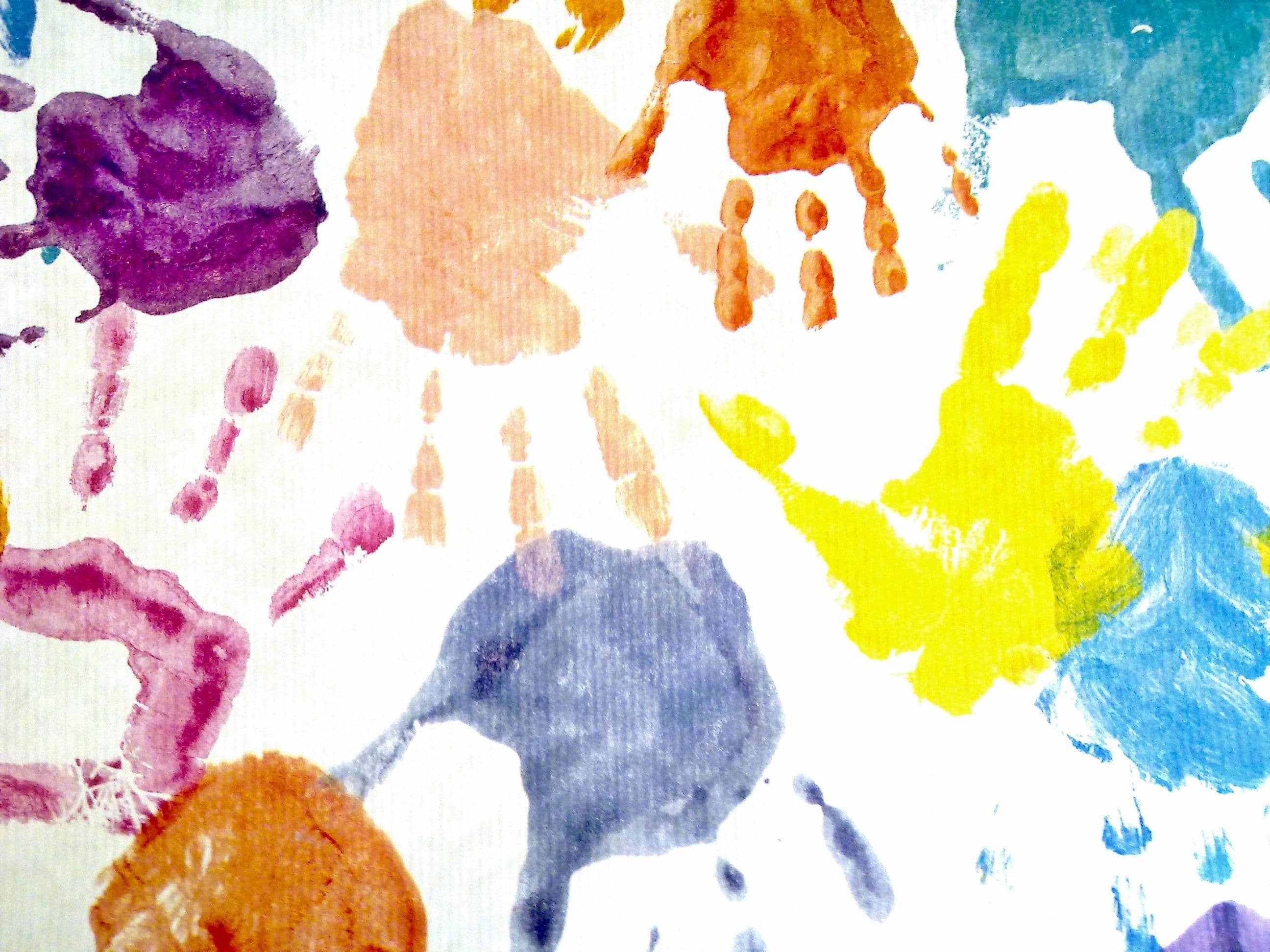 Bunte Abdrücke von Händen auf einem weißen Papier