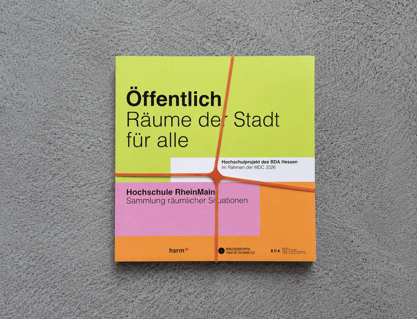 Ein Stapel der Broschüren zum Projekt "Öffentlich – Räume der Stadt für alle"