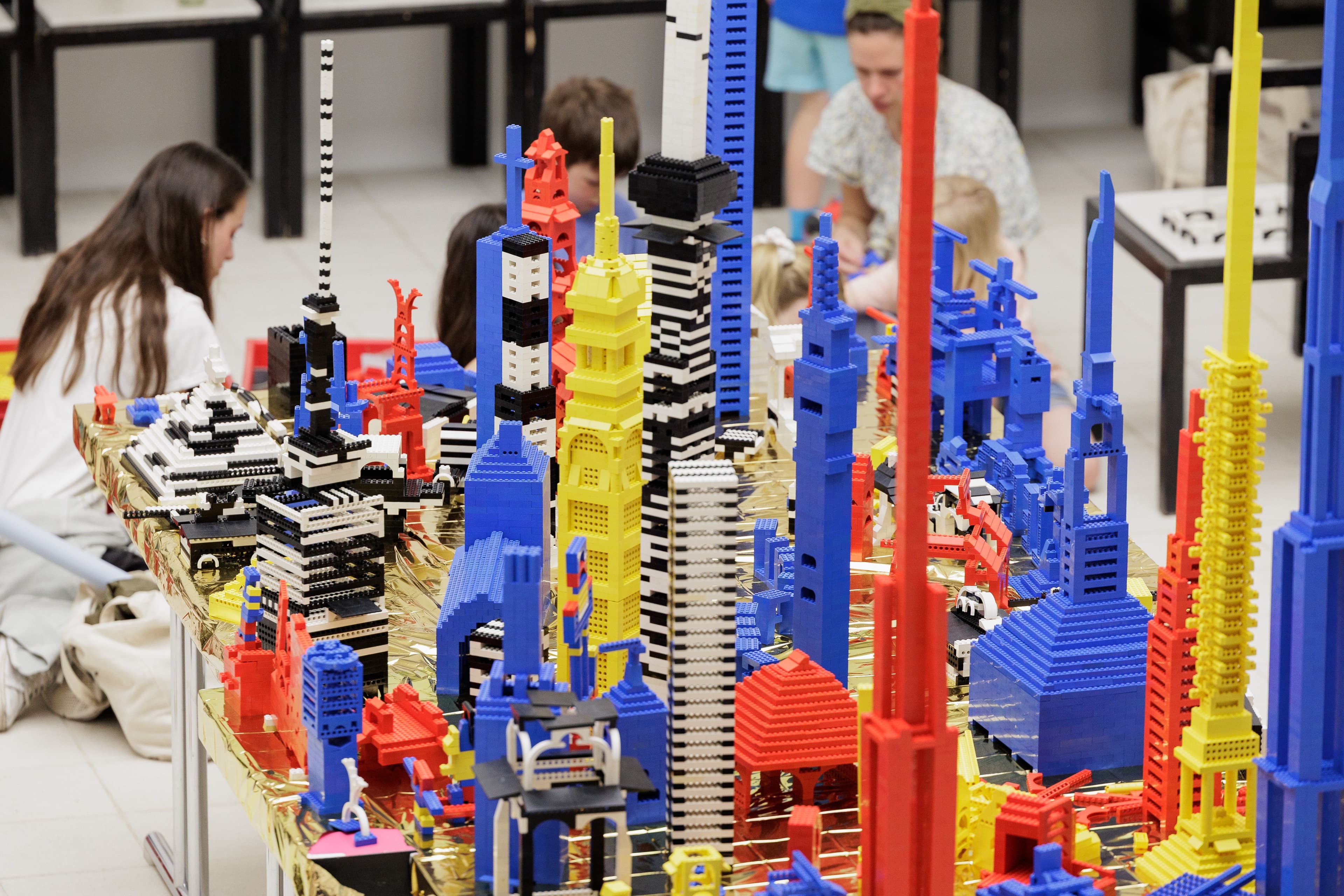Eine Stadt mit Hochhäusern, gebaut aus bunten Legosteinen.