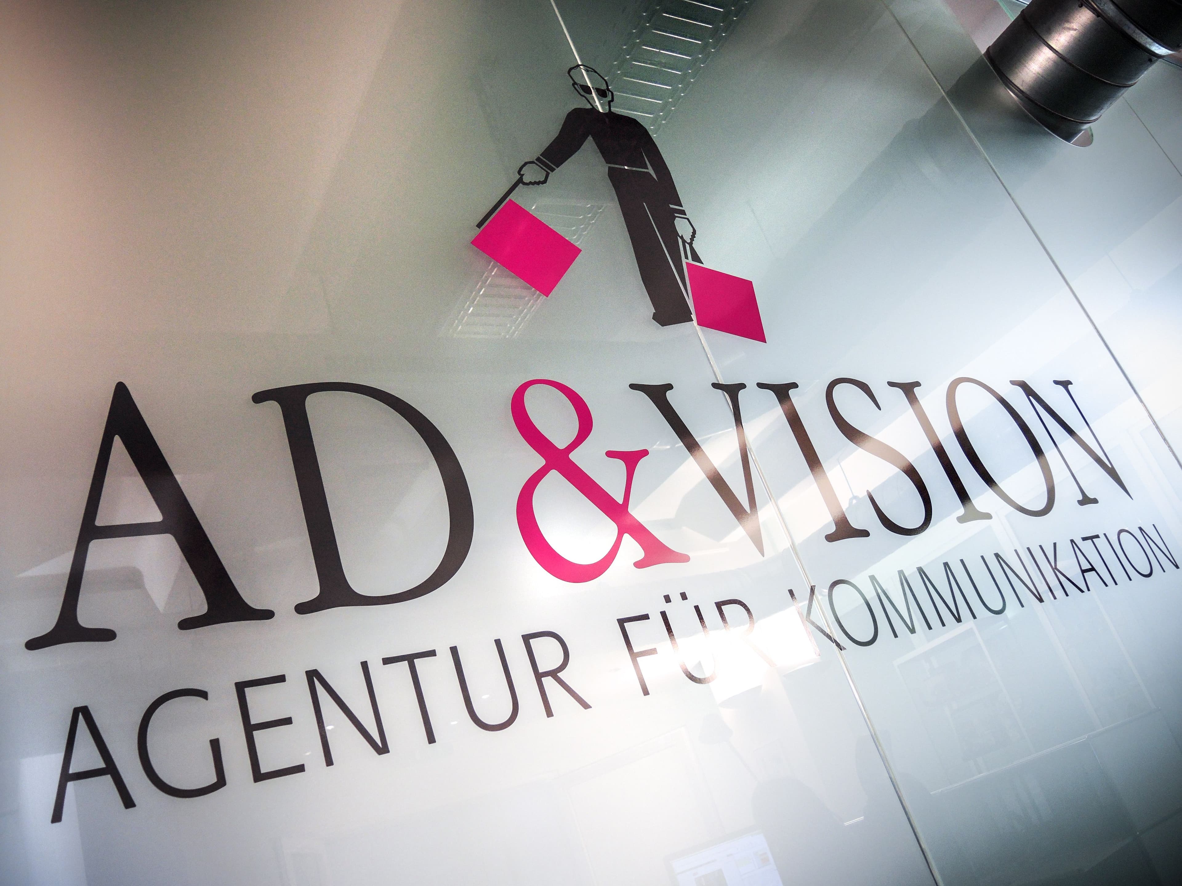Das Logo der Agentur AD&Vision auf eine Scheibe geklebt